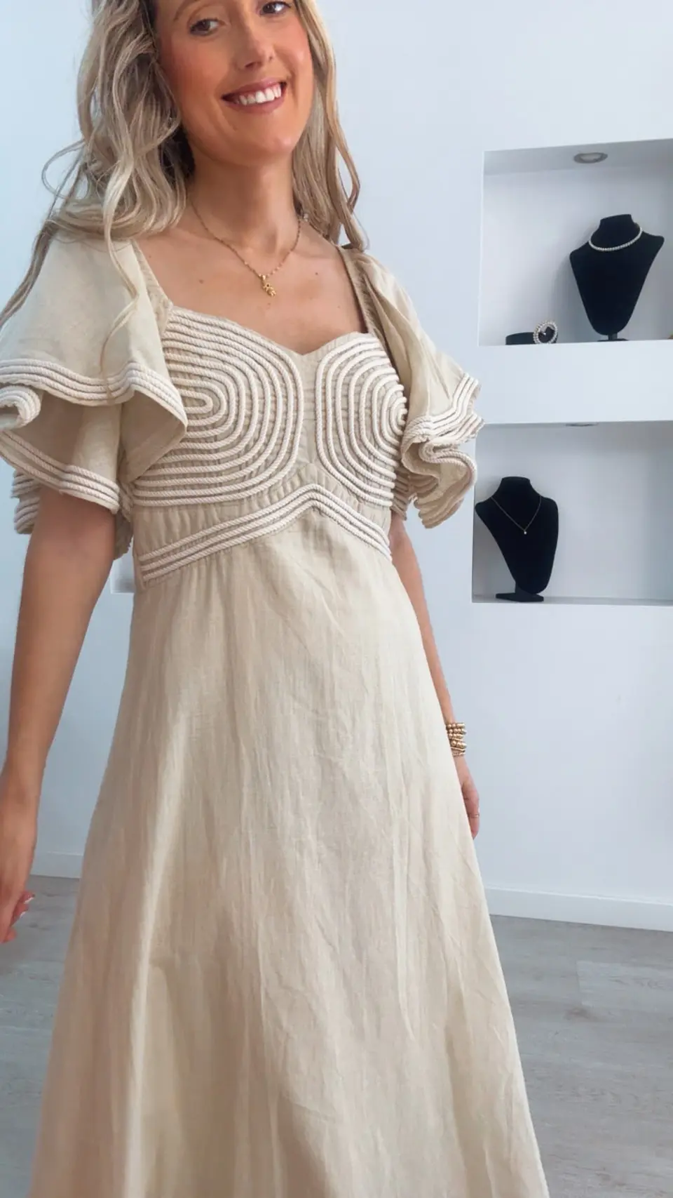 Vestido em linho com detalhes em corda e manga com folhos - TU 3