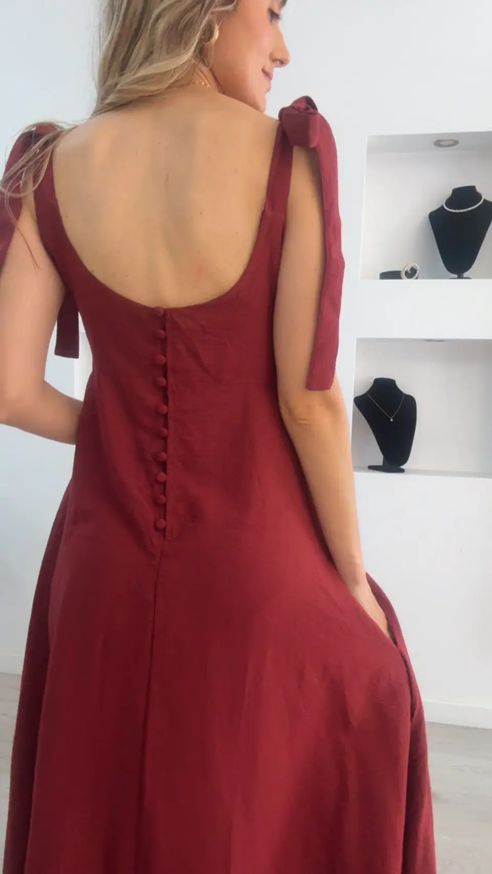 Vestido com detalhes em renda no peito e botões nas costas 9