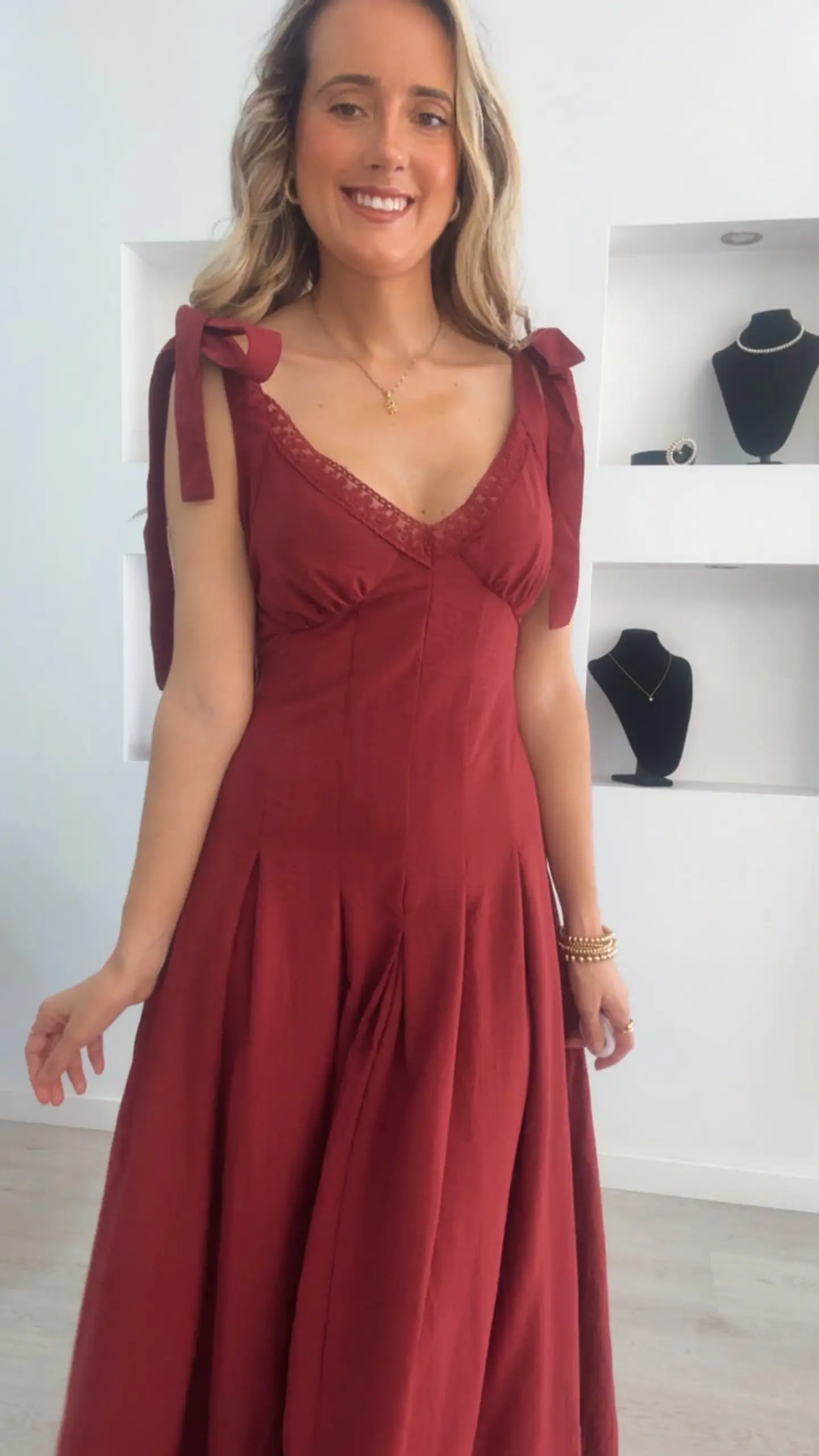 Vestido com detalhes em renda no peito e botões nas costas 10