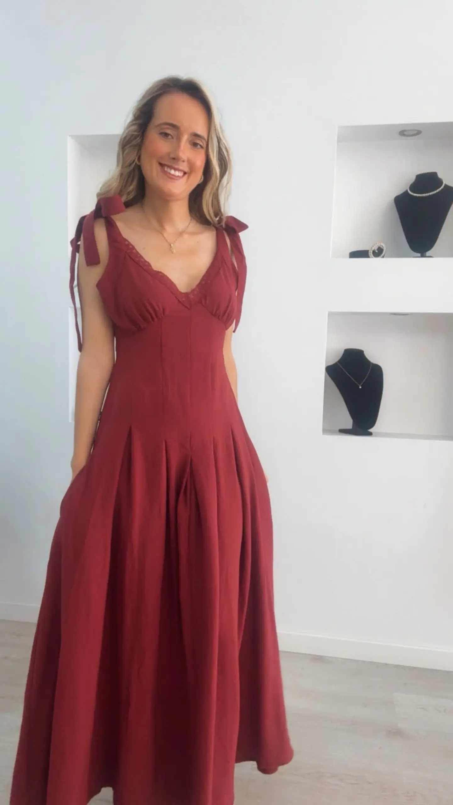 Vestido com detalhes em renda no peito e botões nas costas 8