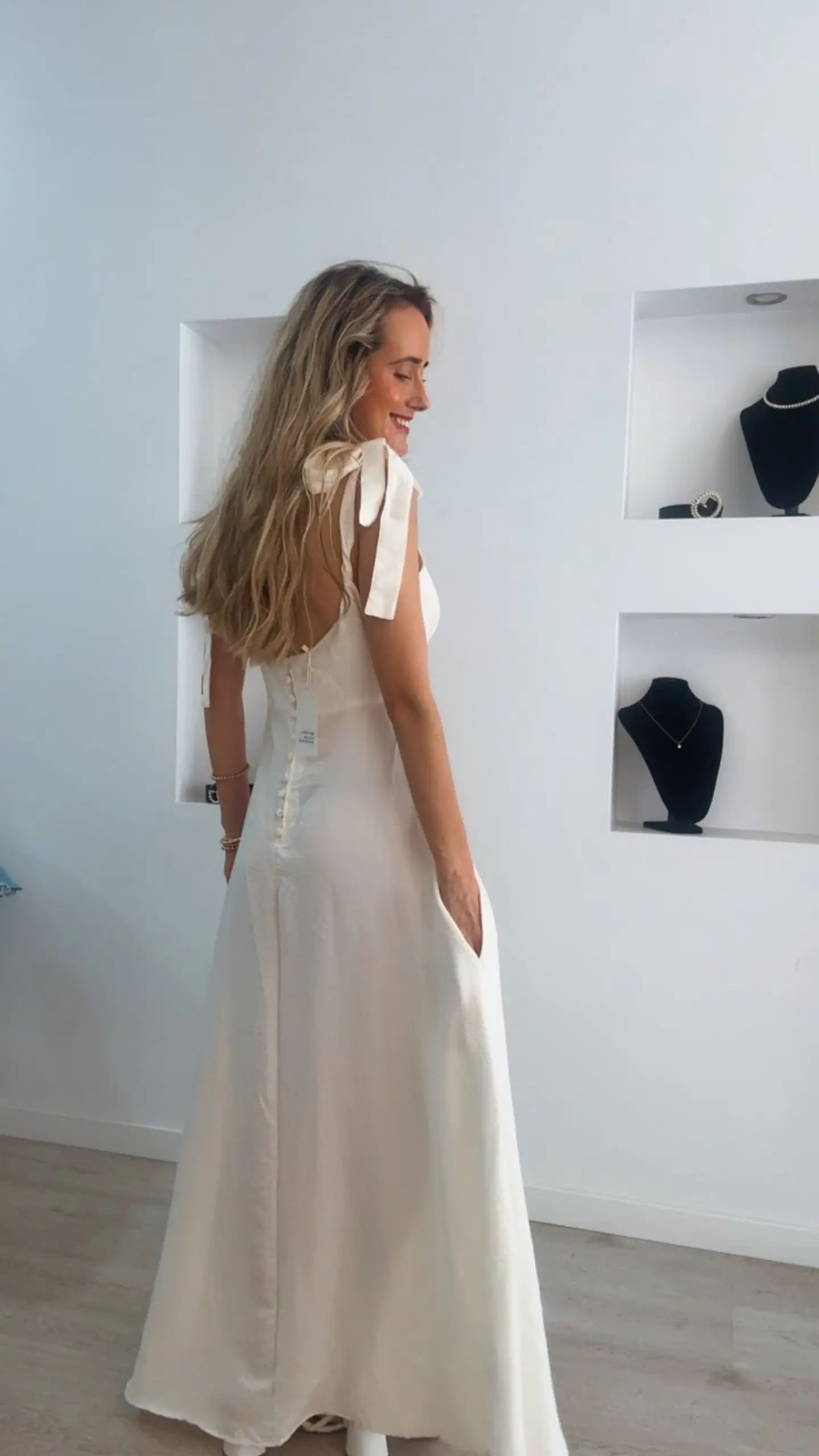 Vestido com detalhes em renda no peito e botões nas costas 5