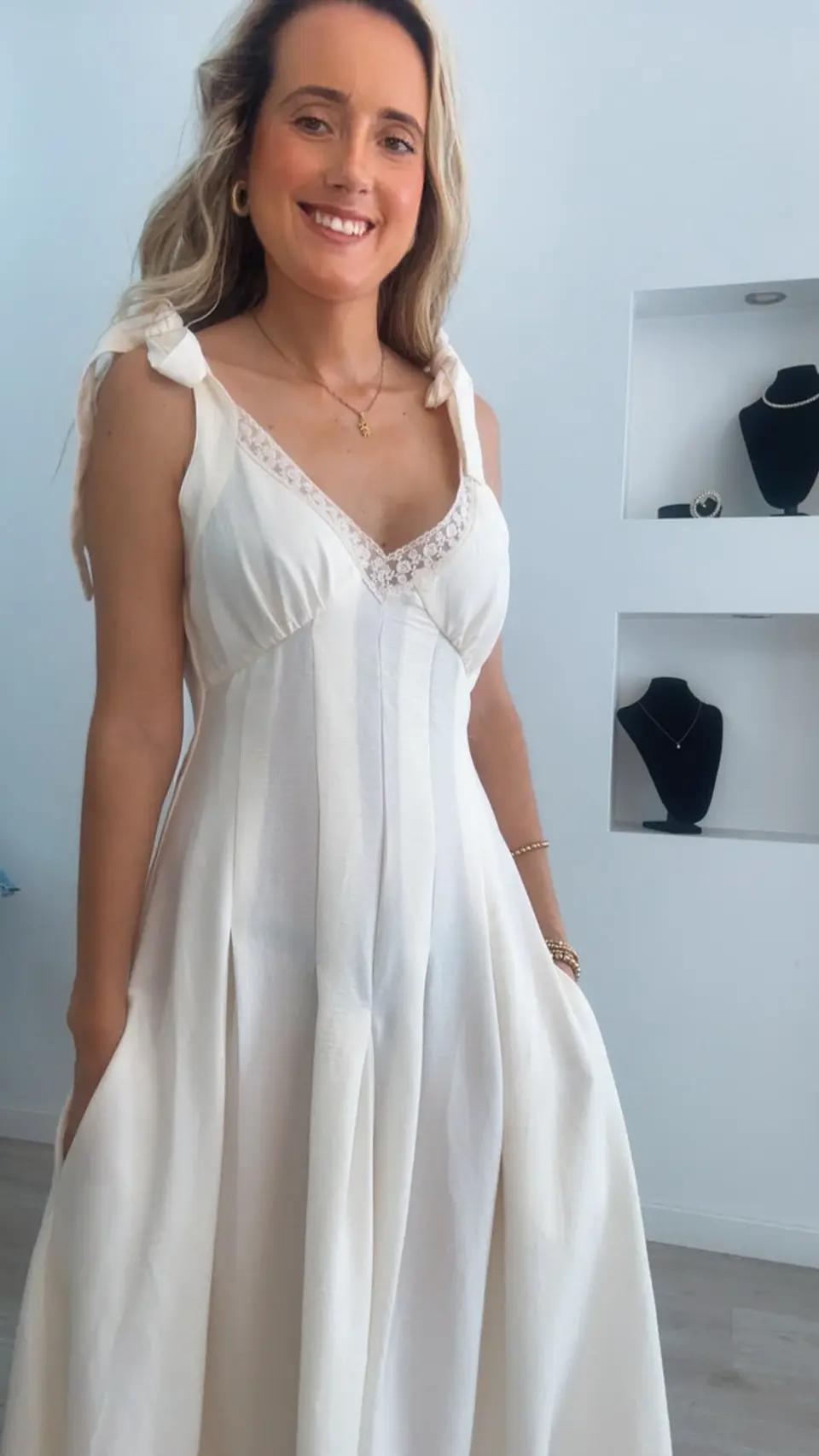 Vestido com detalhes em renda no peito e botões nas costas 7