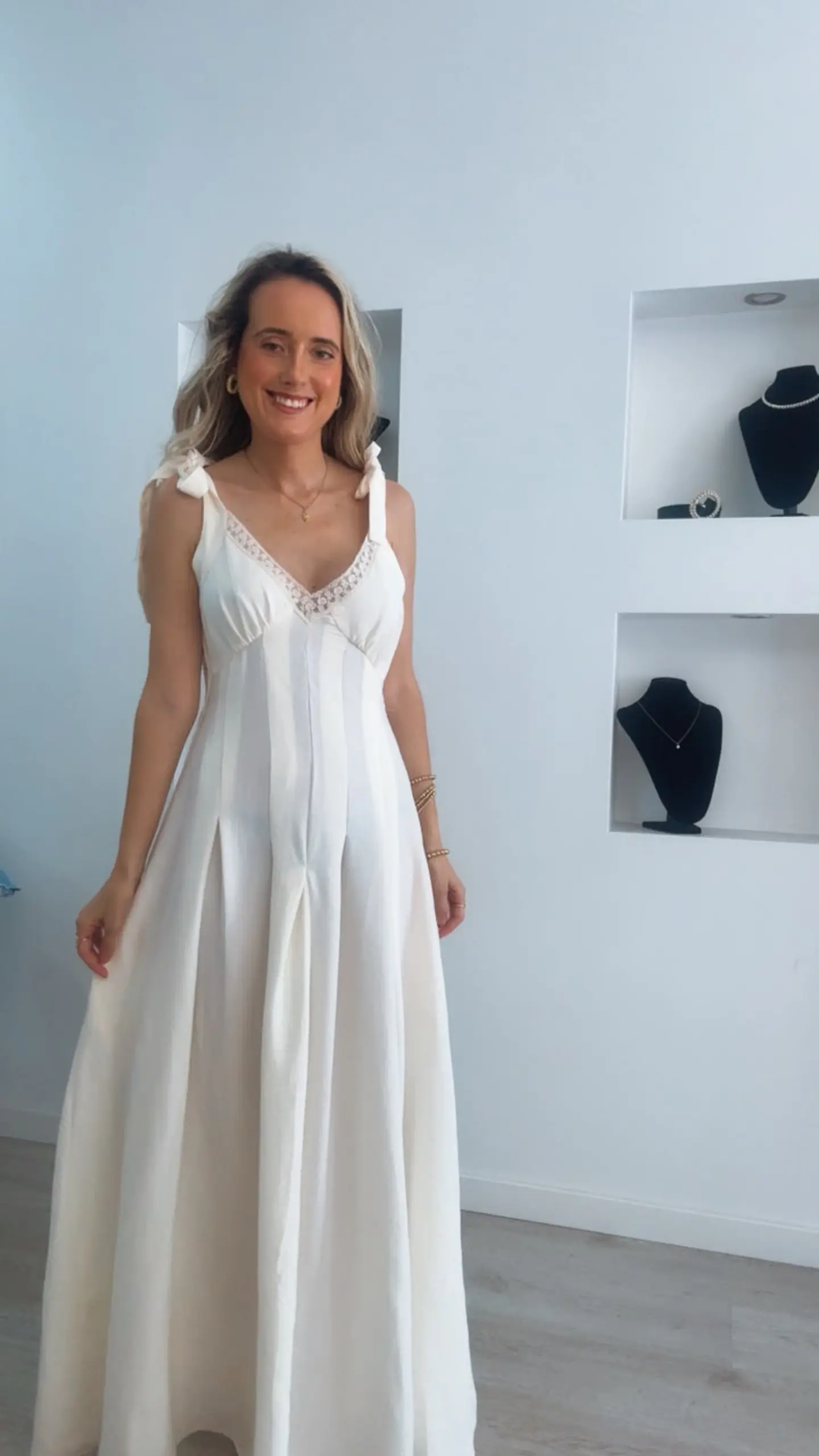 Vestido com detalhes em renda no peito e botões nas costas 4