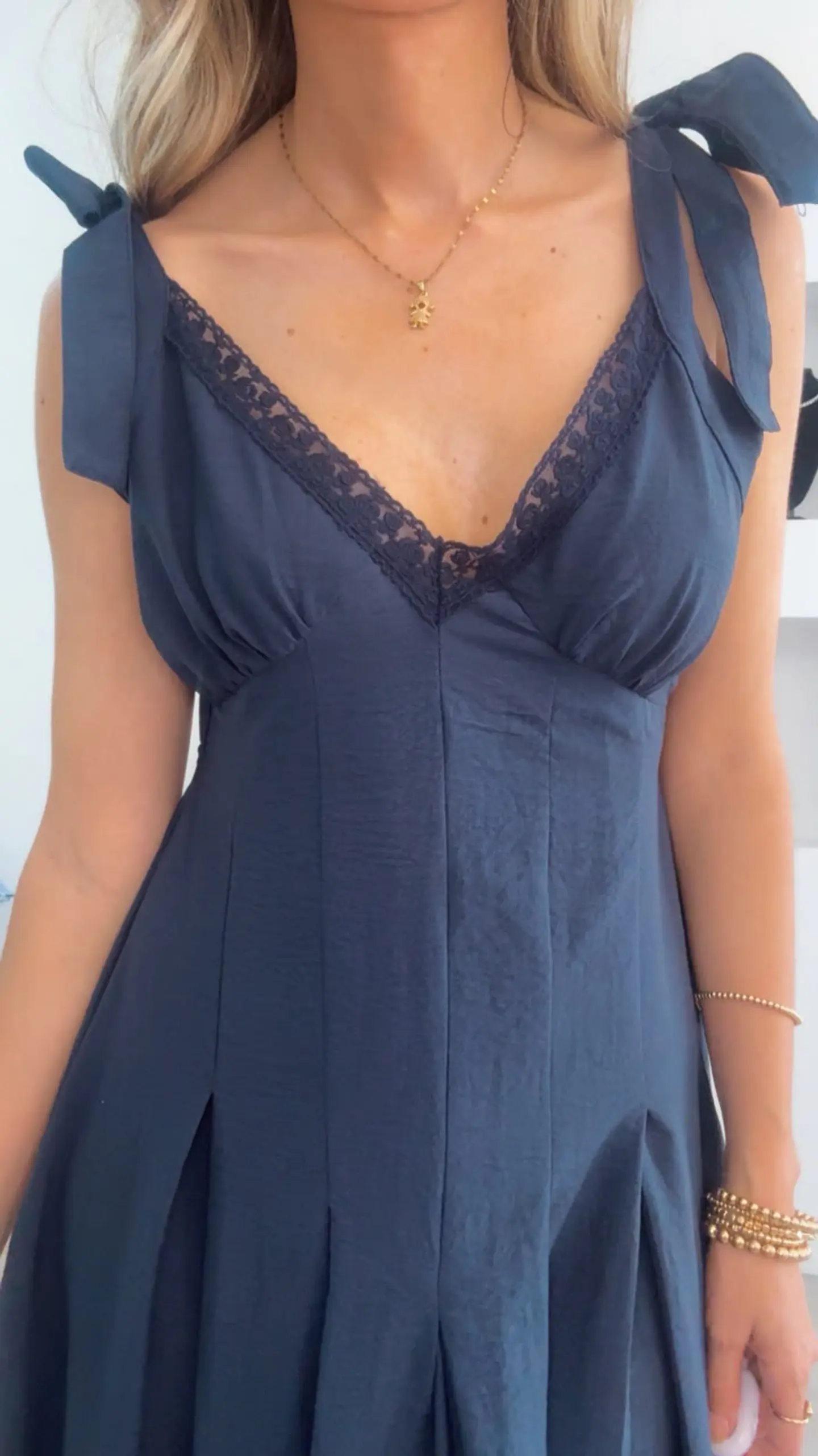 Vestido com detalhes em renda no peito e botões nas costas 3