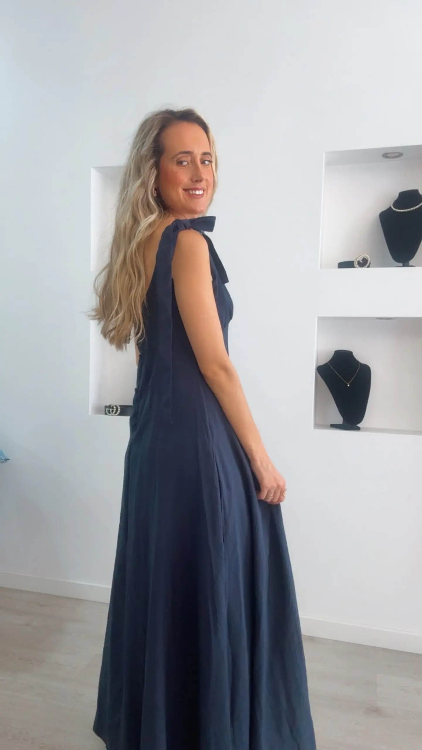 Vestido com detalhes em renda no peito e botões nas costas 2