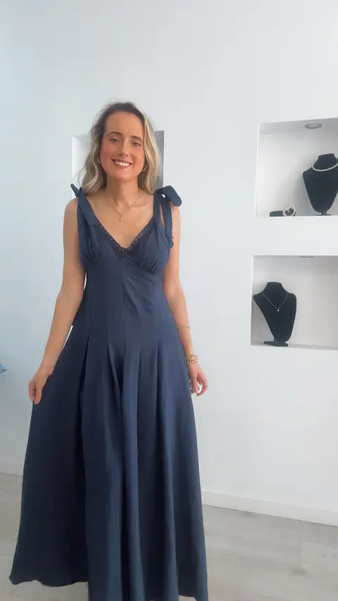 Vestido com detalhes em renda no peito e botões nas costas