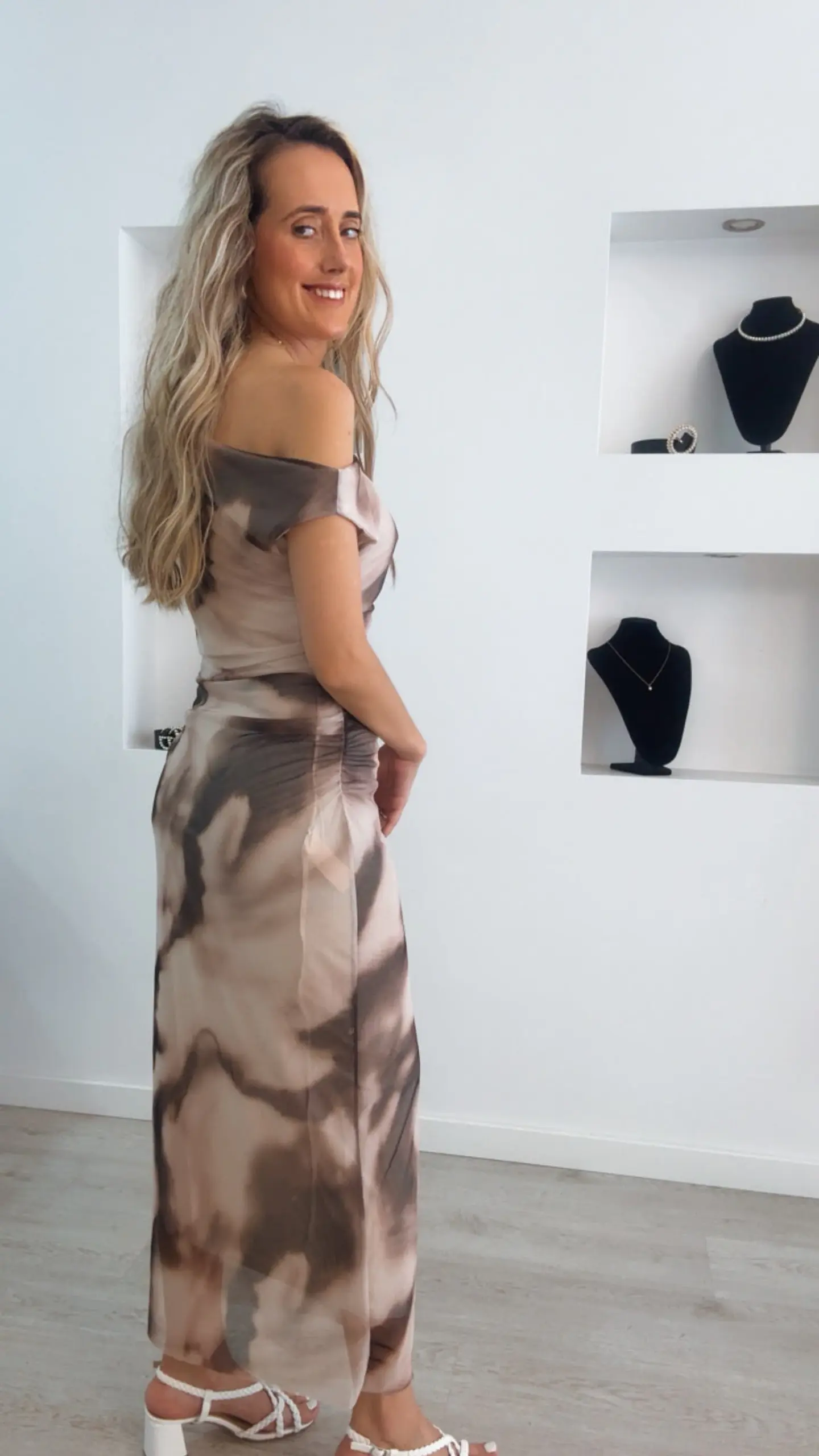 Vestido justo com ombro descaído - TU 2