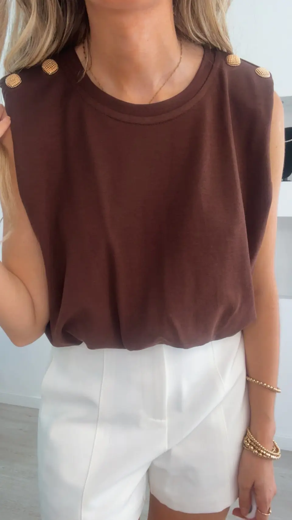 Camisola com elástico na cinta e detalhe de botões dourados no ombro 4