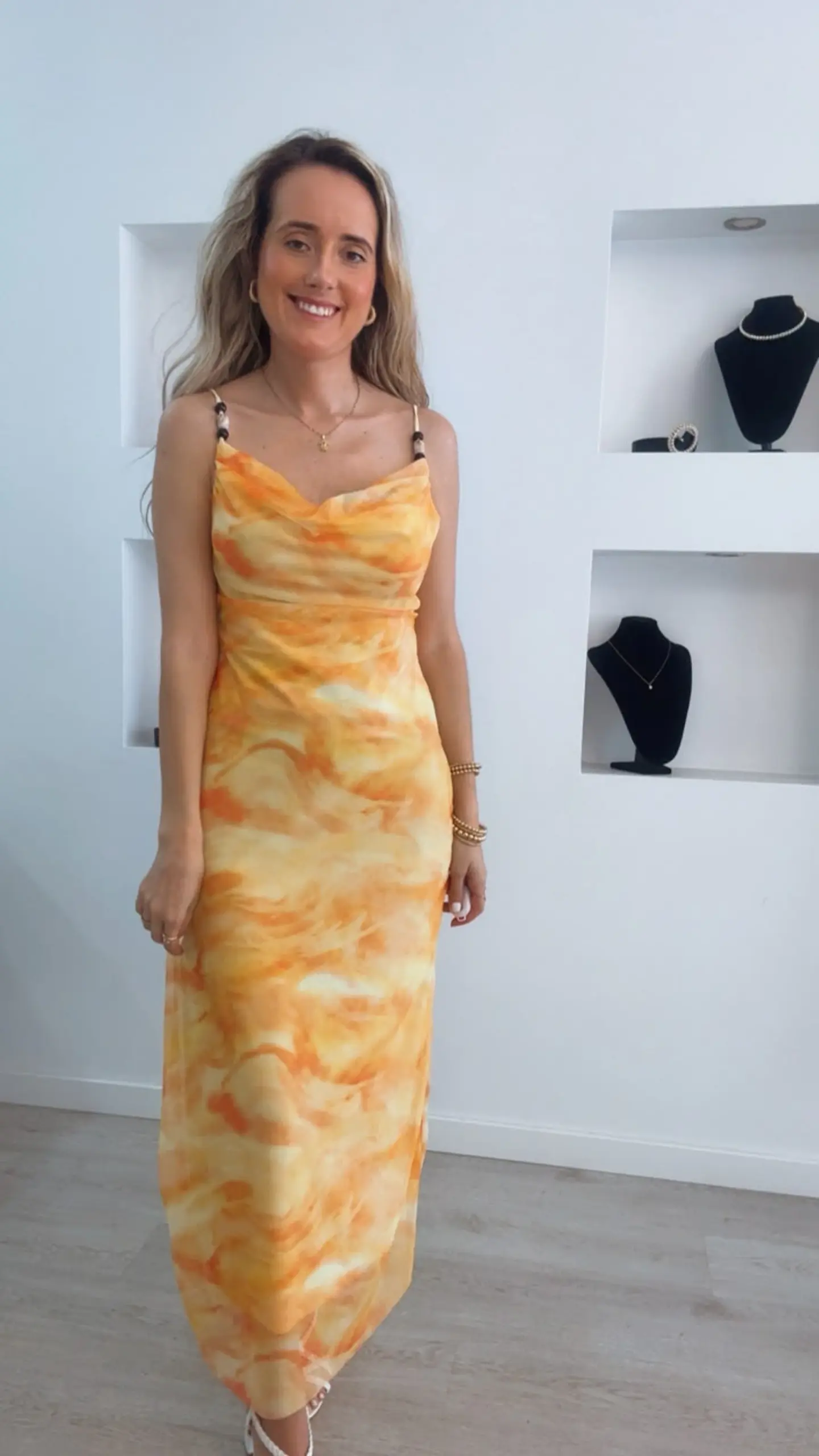 Vestido justo de alça com detalhe de pedraria nas alças - TU 1