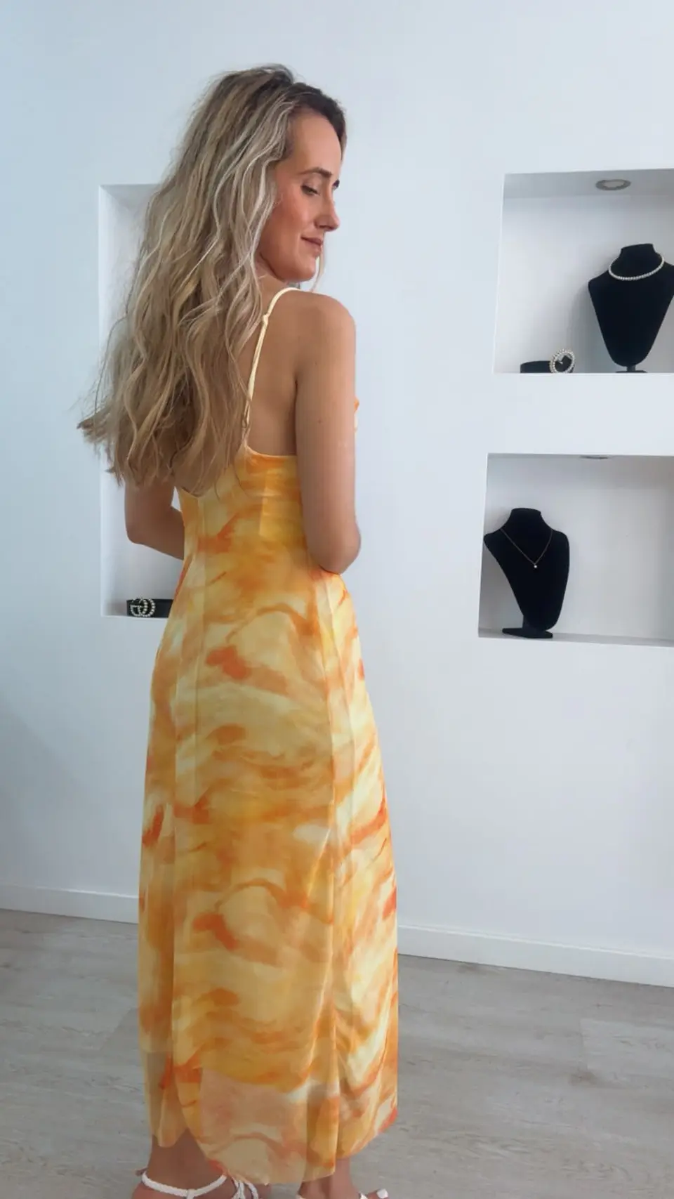 Vestido justo de alça com detalhe de pedraria nas alças - TU 2