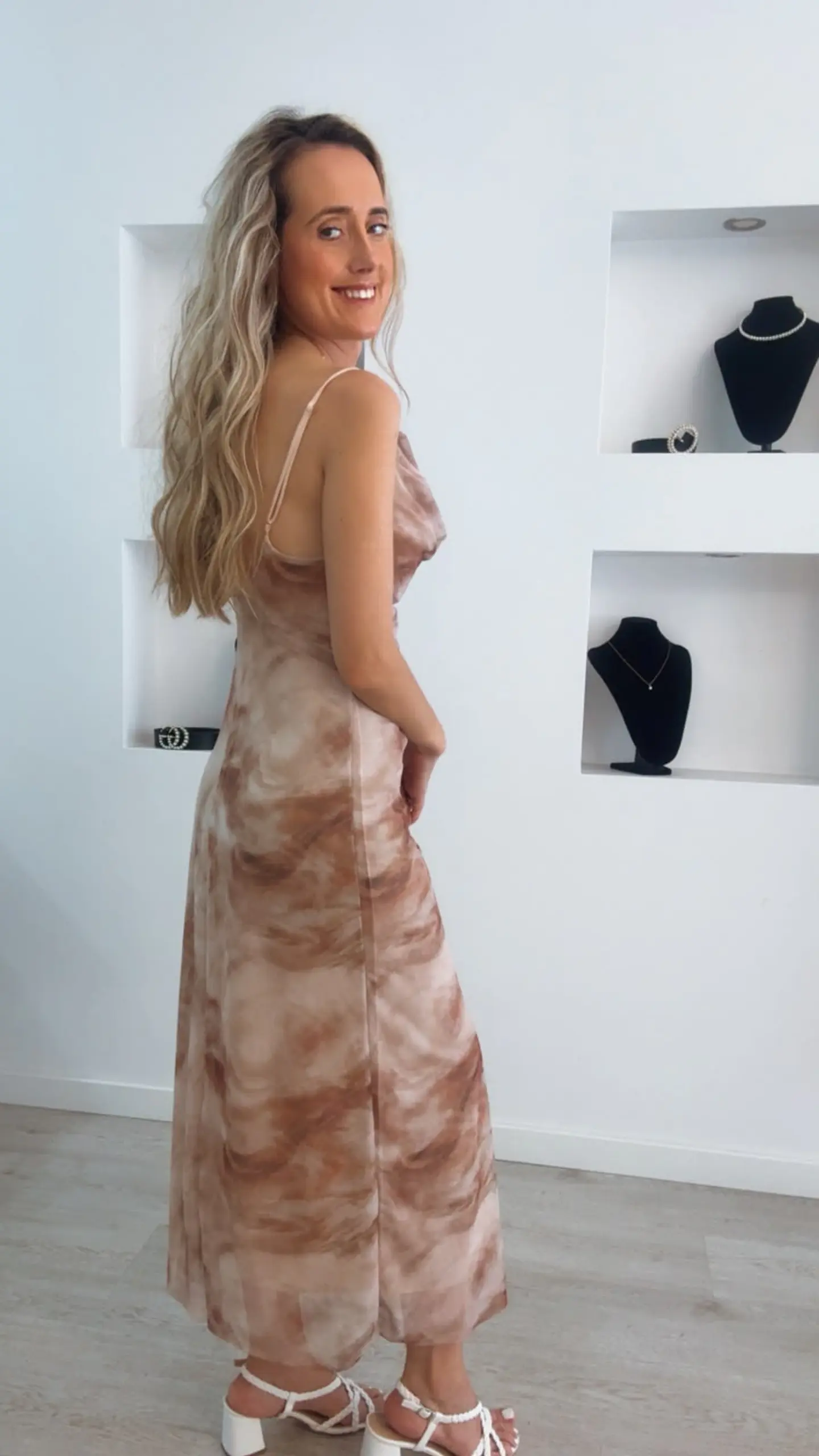 Vestido justo de alça com detalhe de pedraria nas alças - TU 5
