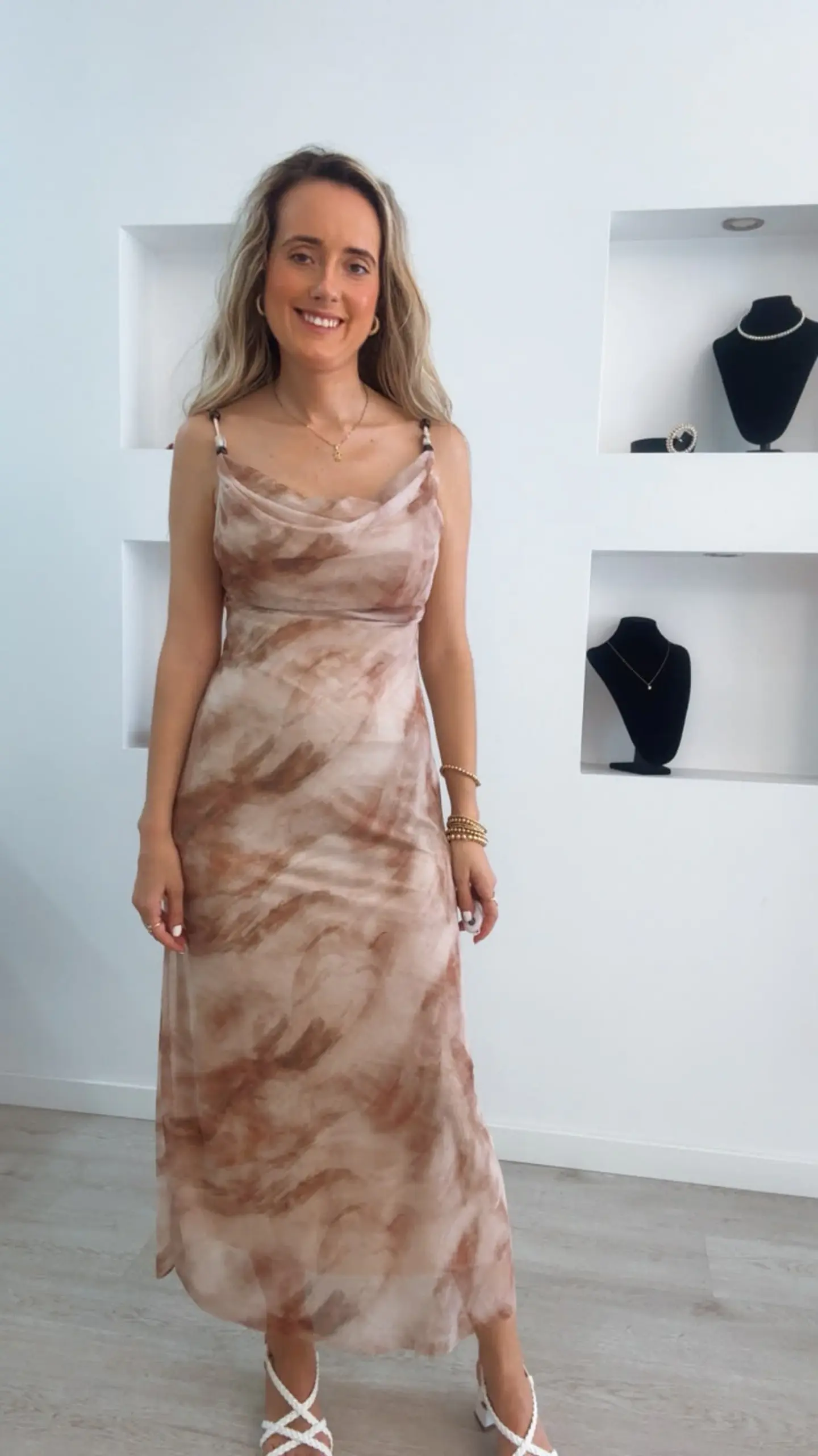 Vestido justo de alça com detalhe de pedraria nas alças - TU 7