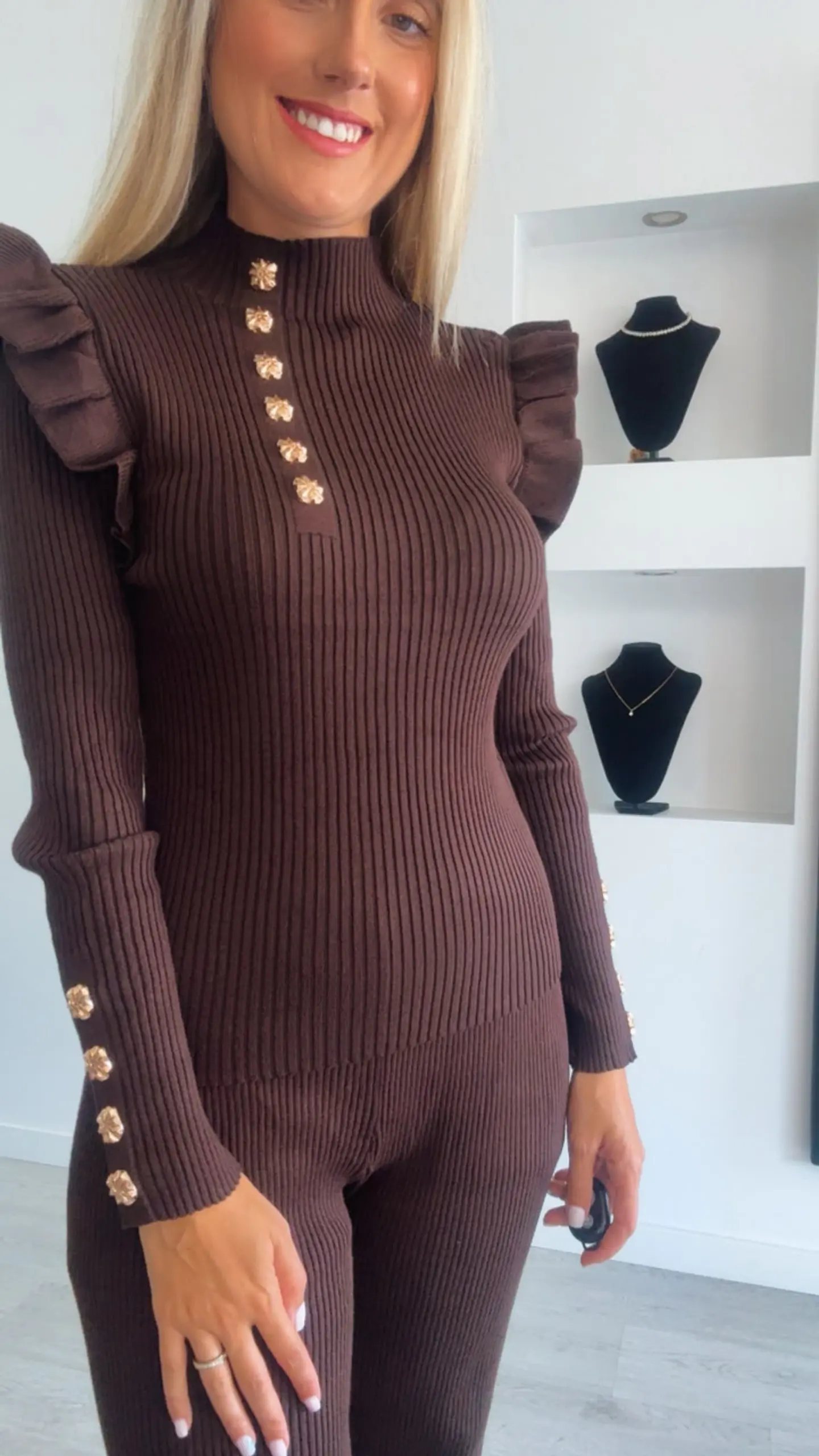 Conjunto em malha com botões dourados e folho no ombro 7