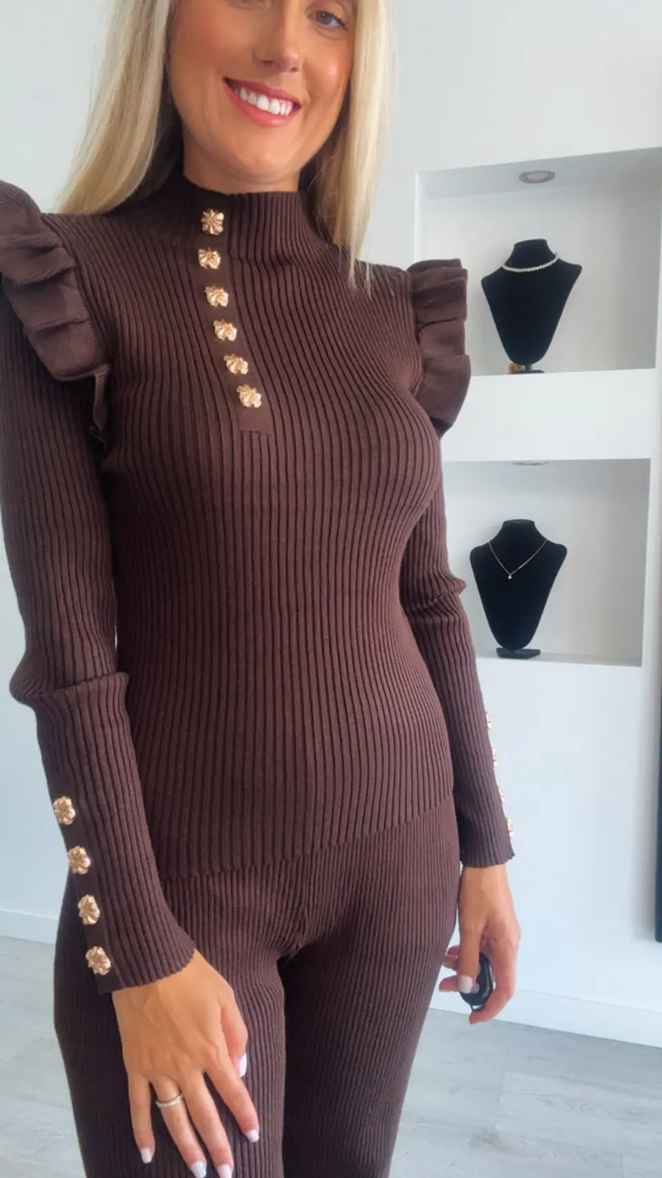 Conjunto em malha com botões dourados e folho no ombro 7