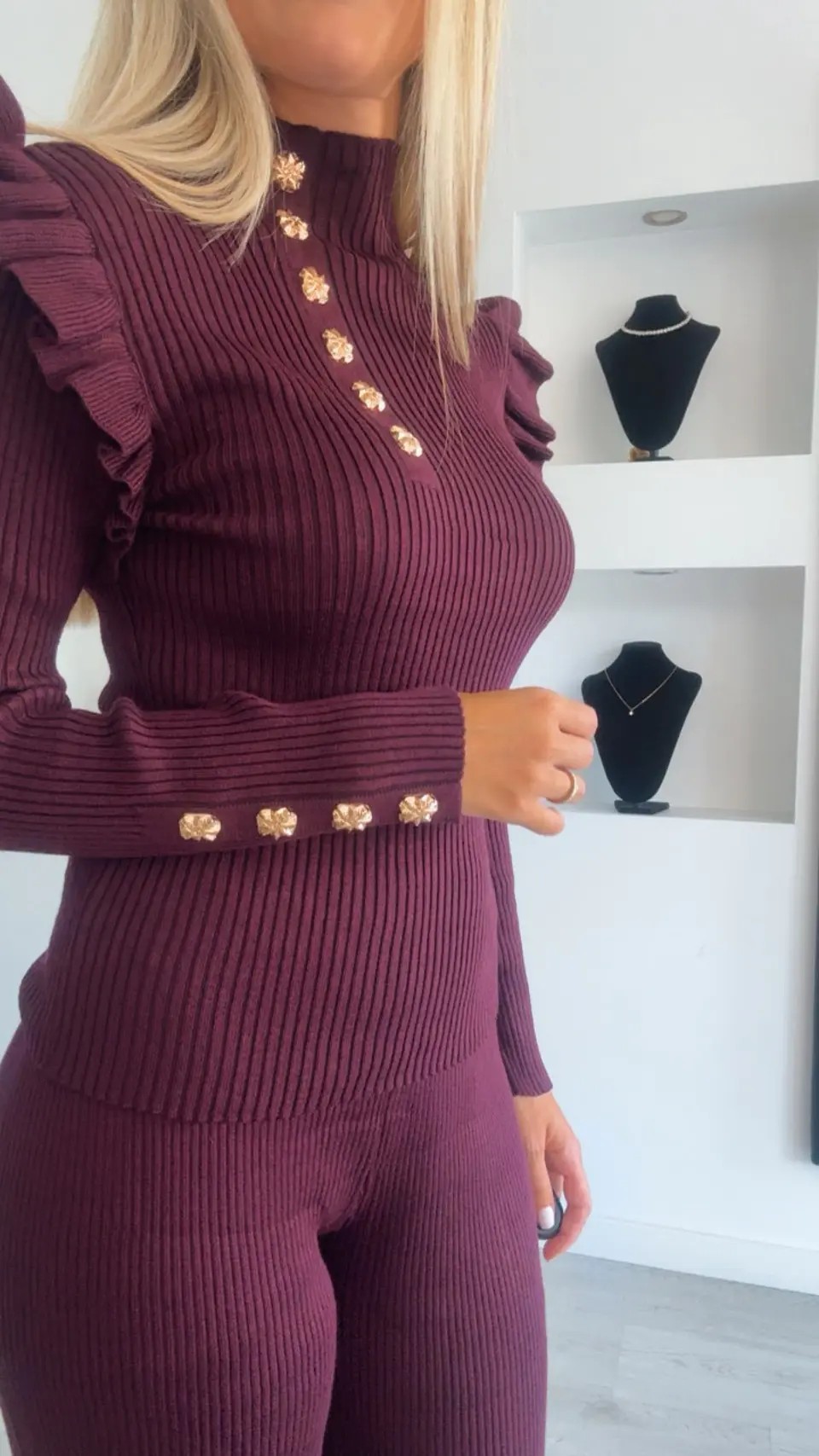 Conjunto em malha com botões dourados e folho no ombro 15