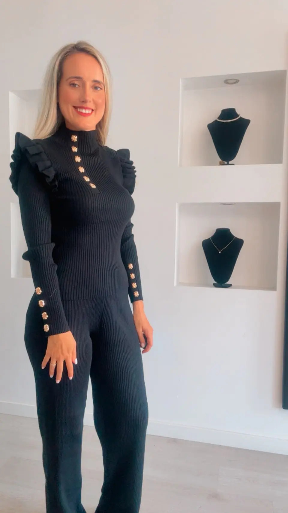 Conjunto em malha com botões dourados e folho no ombro 13