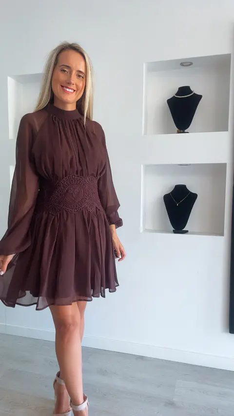 Vestido com efeito cinta redutora e detalhe em renda na cintura