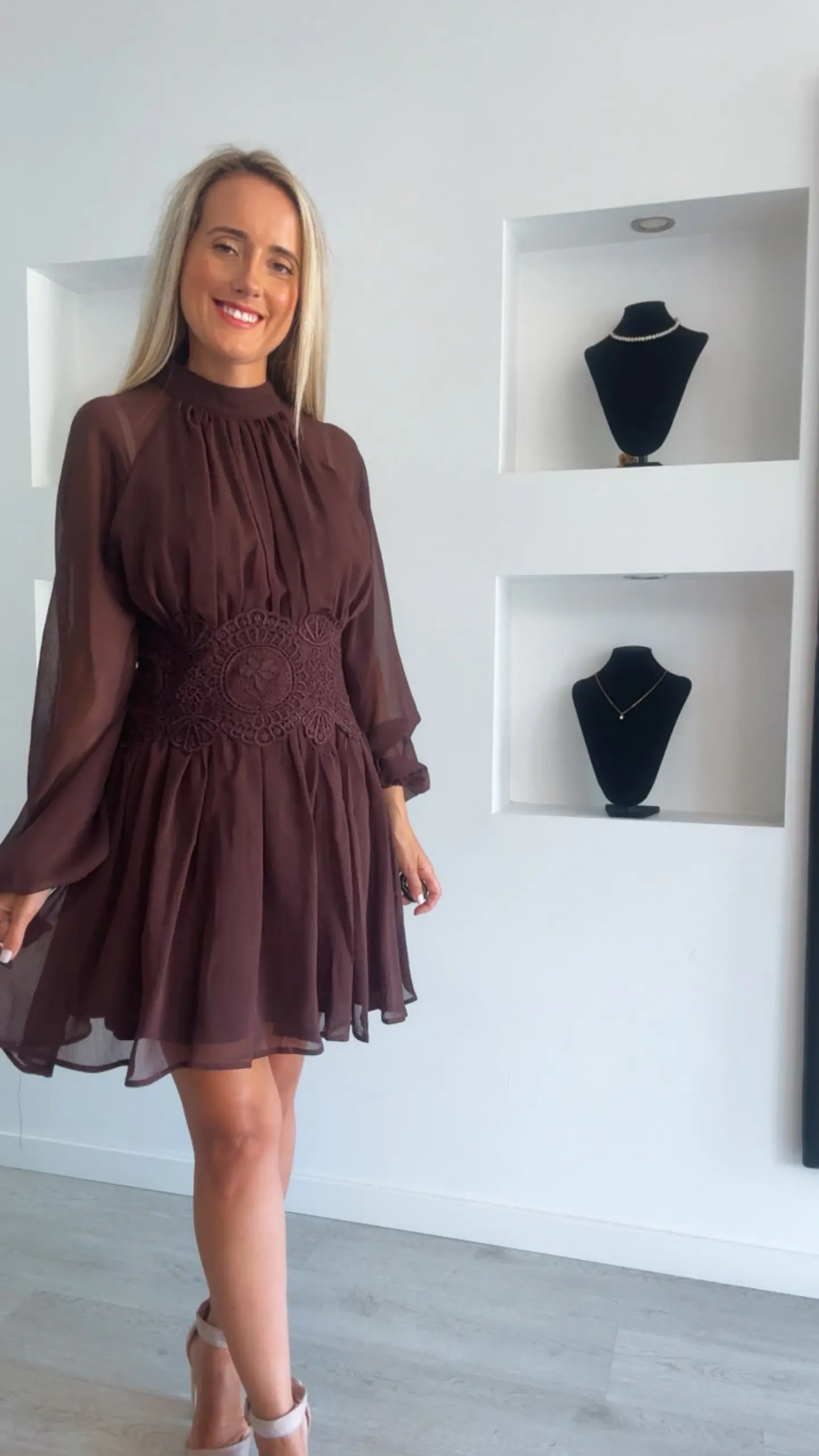 Vestido com efeito cinta redutora e detalhe em renda na cintura 1