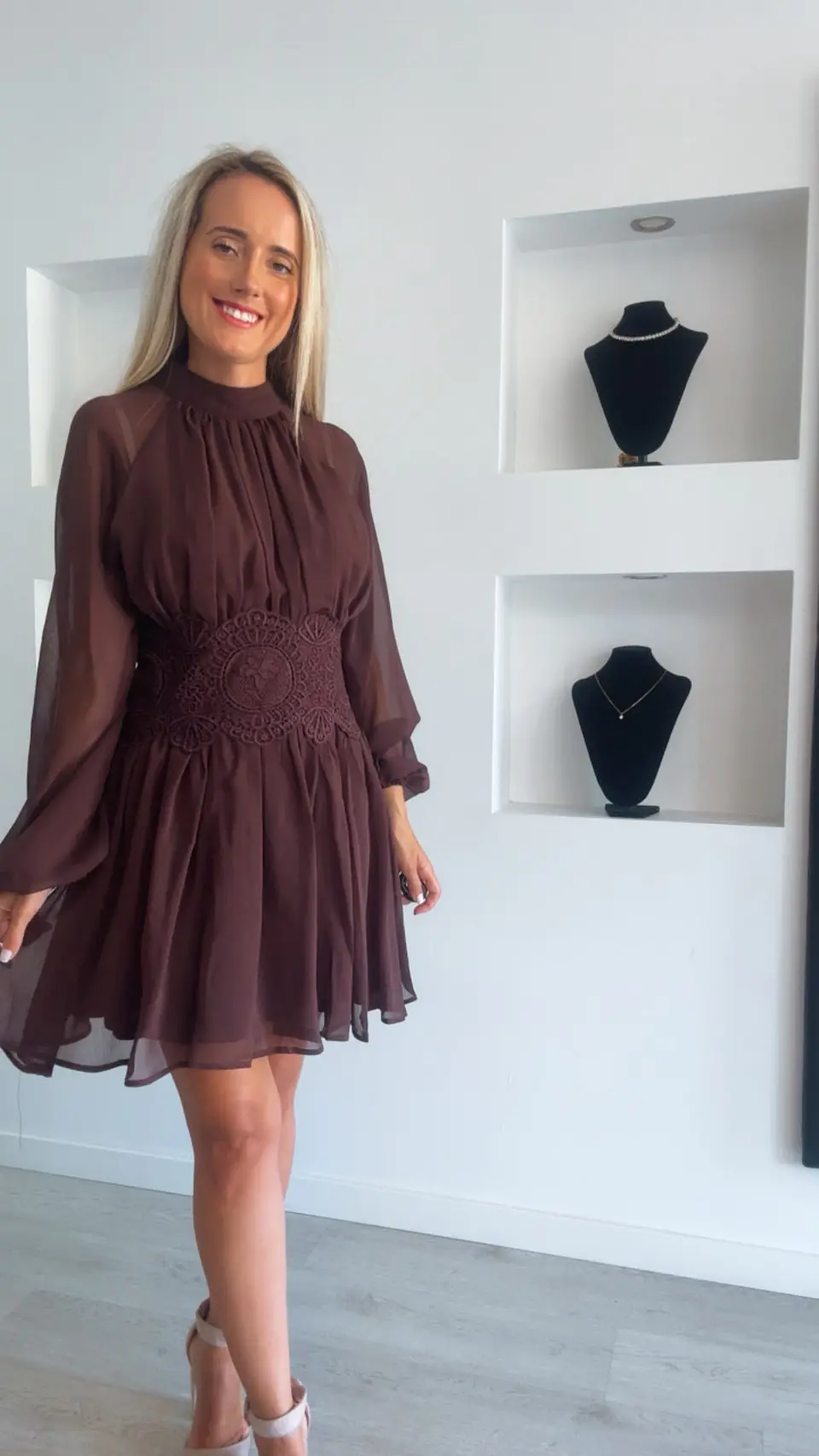 Vestido com efeito cinta redutora e detalhe em renda na cintura 1