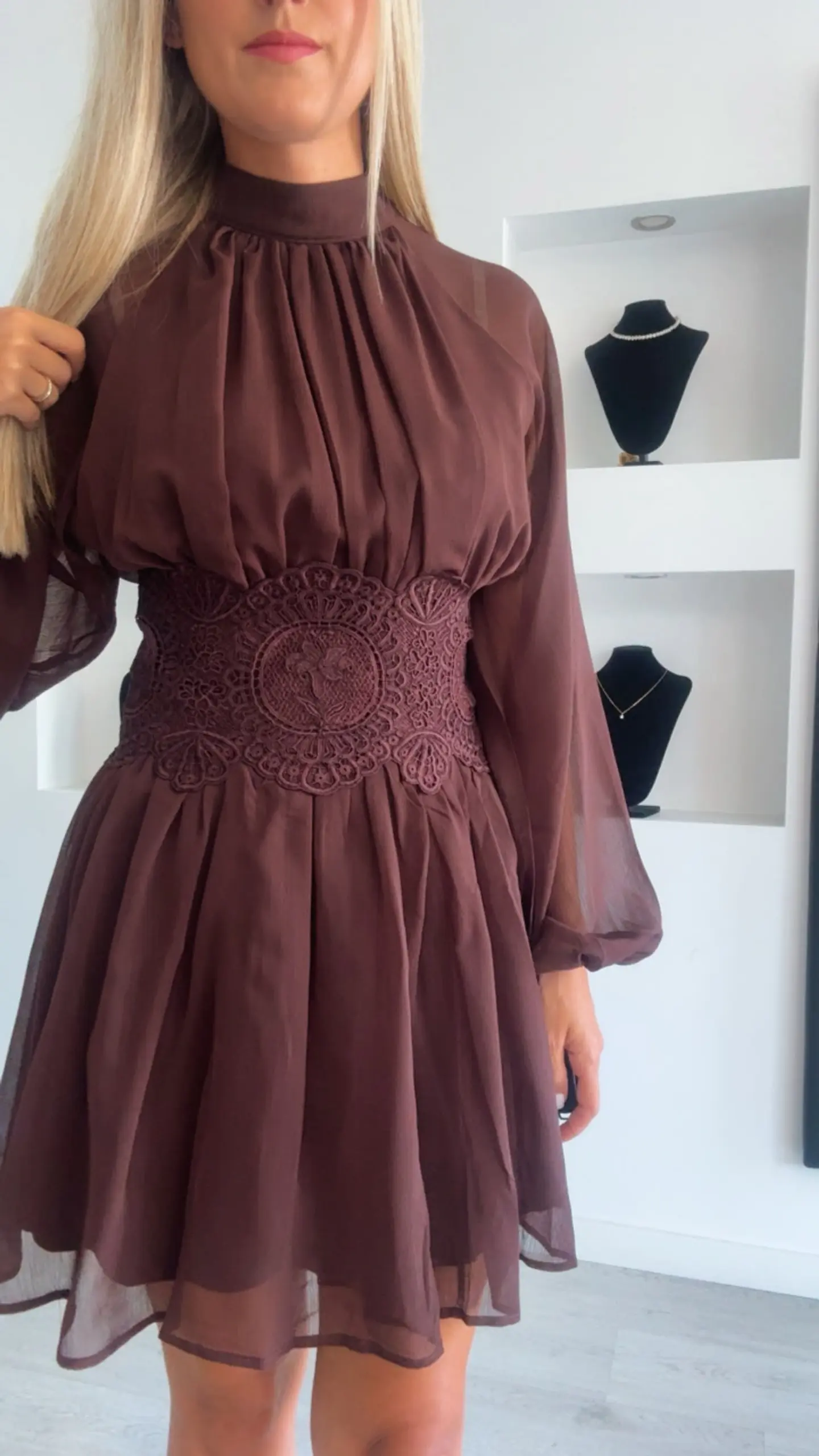 Vestido com efeito cinta redutora e detalhe em renda na cintura 4