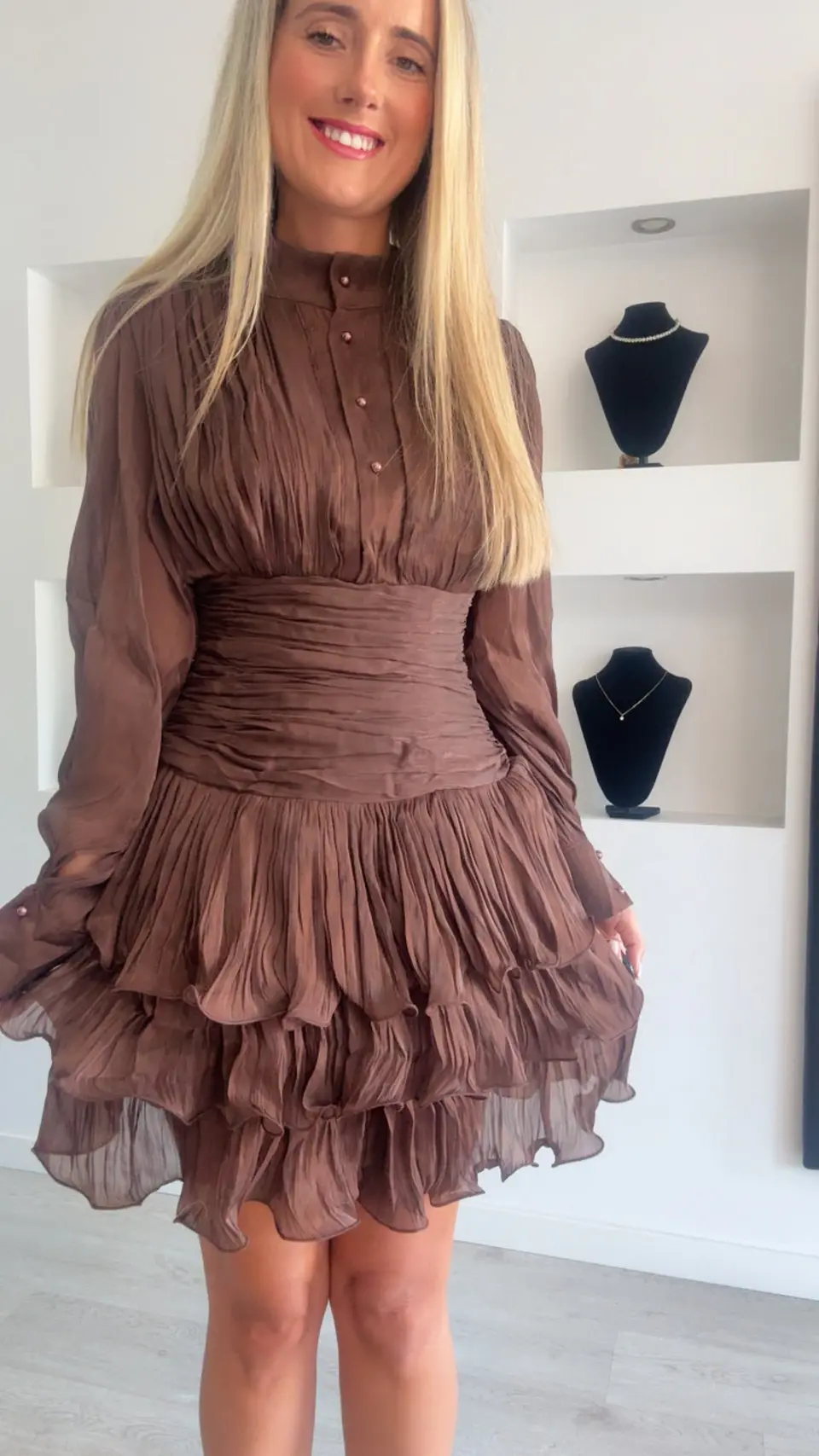 Vestido castanho com detalhe em tecido brilhante 3