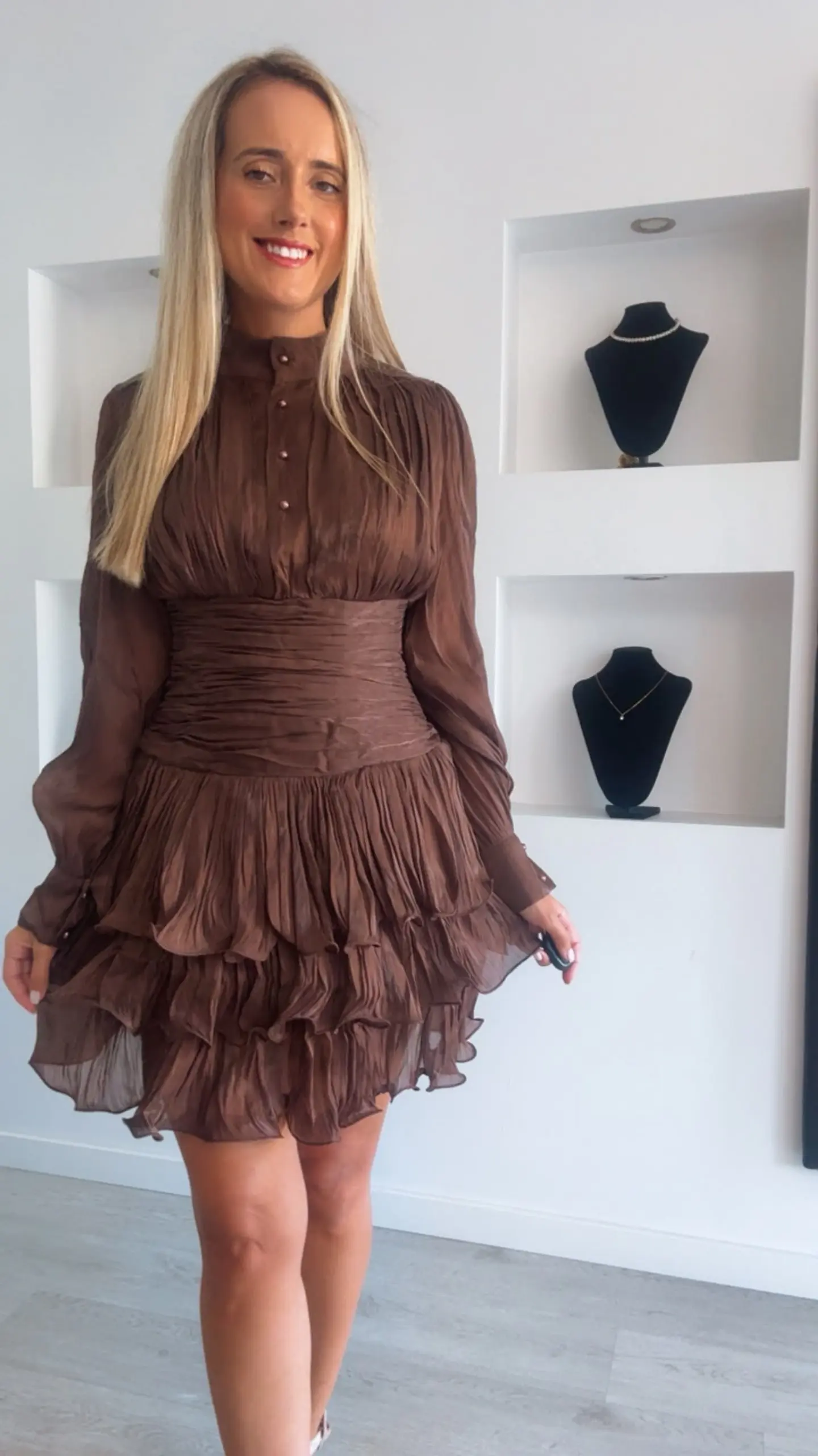 Vestido castanho com detalhe em tecido brilhante 5