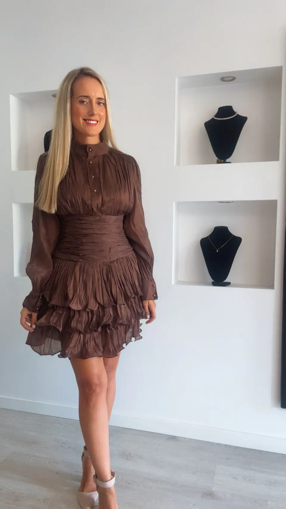 Vestido castanho com detalhe em tecido brilhante 1