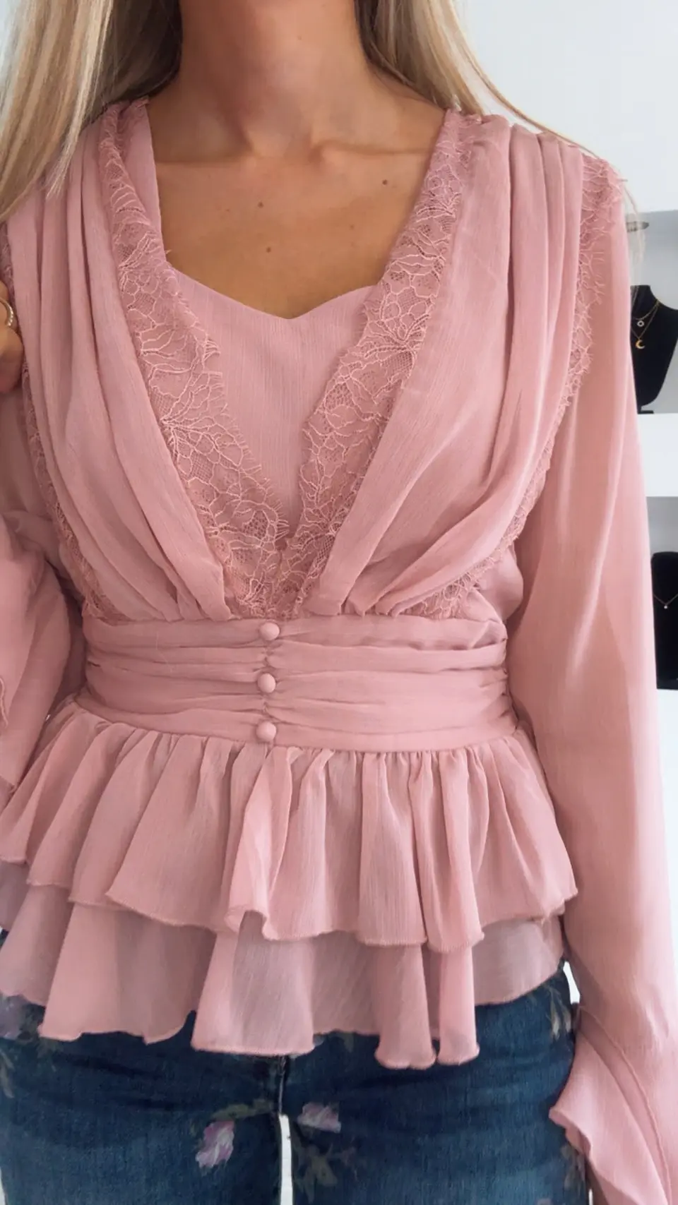 Blusa Rosa com Folhos e Detalhe de Renda 3