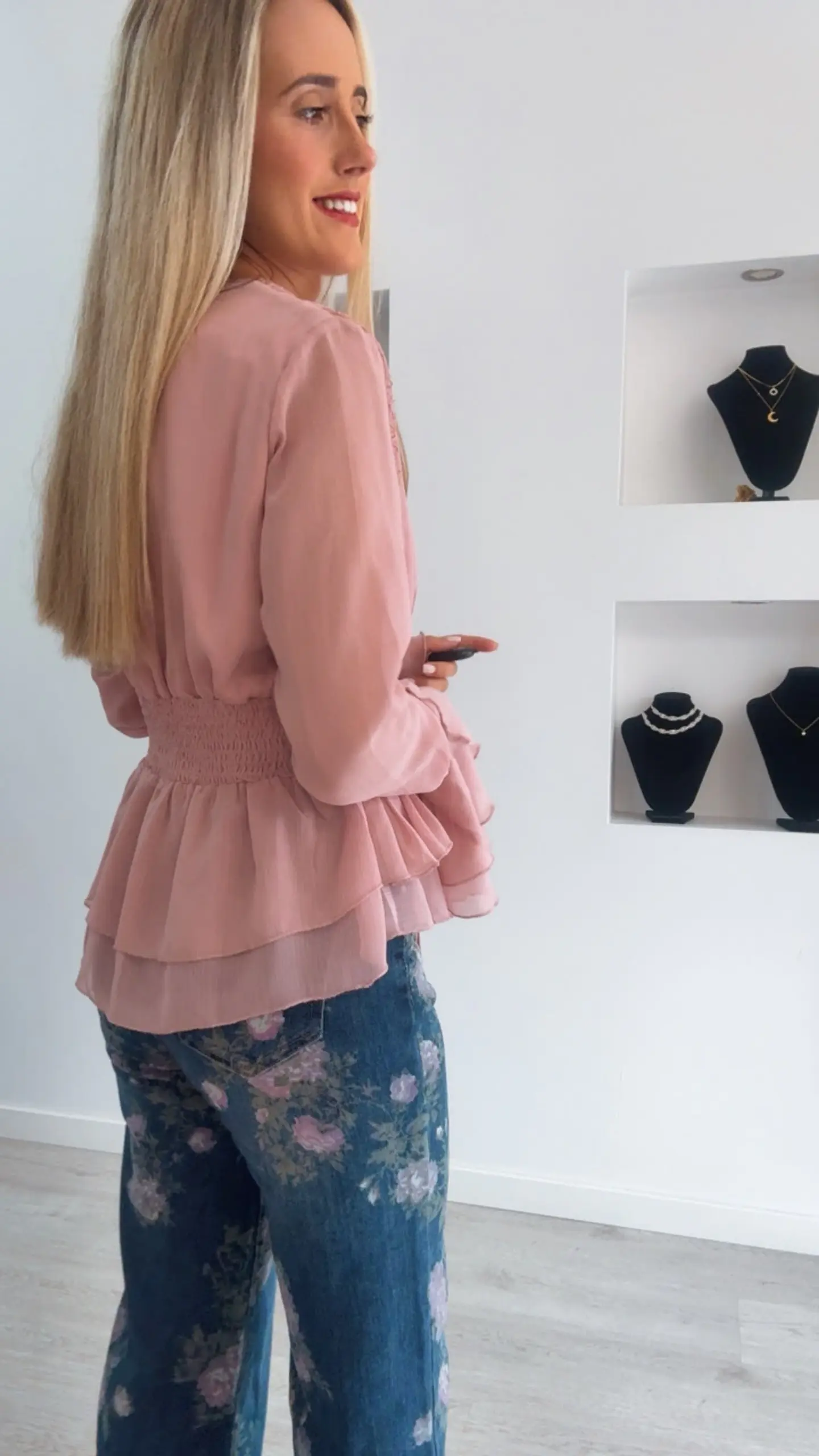 Blusa Rosa com Folhos e Detalhe de Renda 2