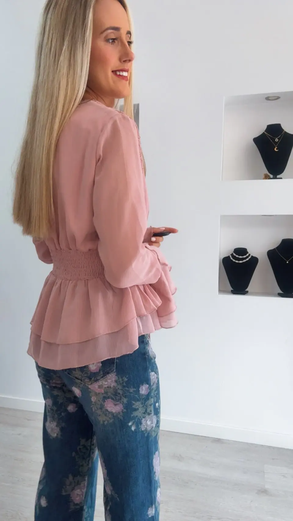 Blusa Rosa com Folhos e Detalhe de Renda 2