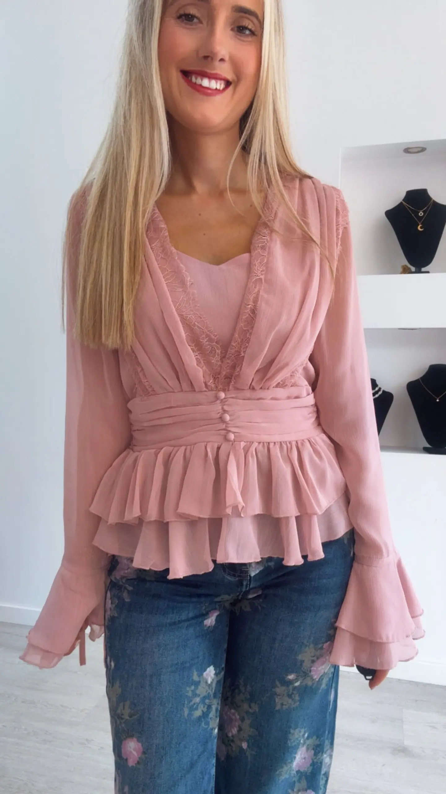 Blusa Rosa com Folhos e Detalhe de Renda 5