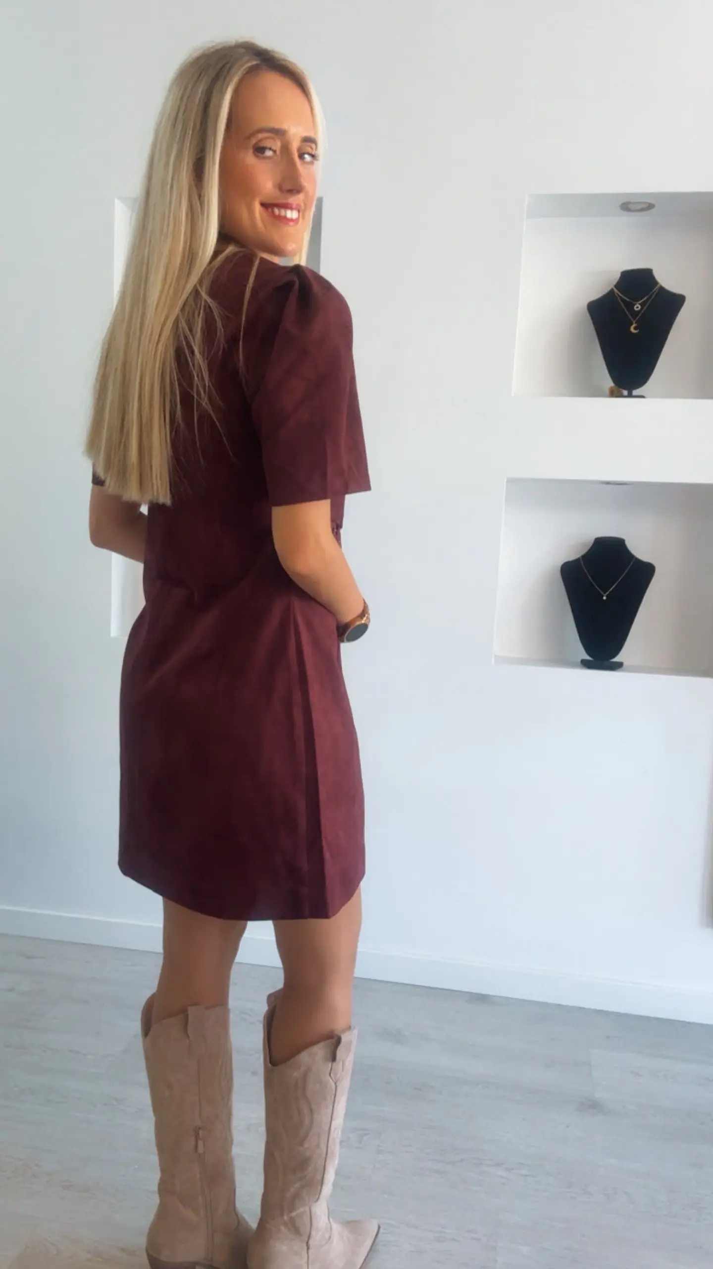 Vestido em Pele de Pêssego com Detalhe de Renda na Cintura 2