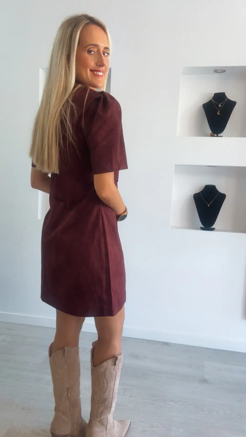 Vestido em Pele de Pêssego com Detalhe de Renda na Cintura 2