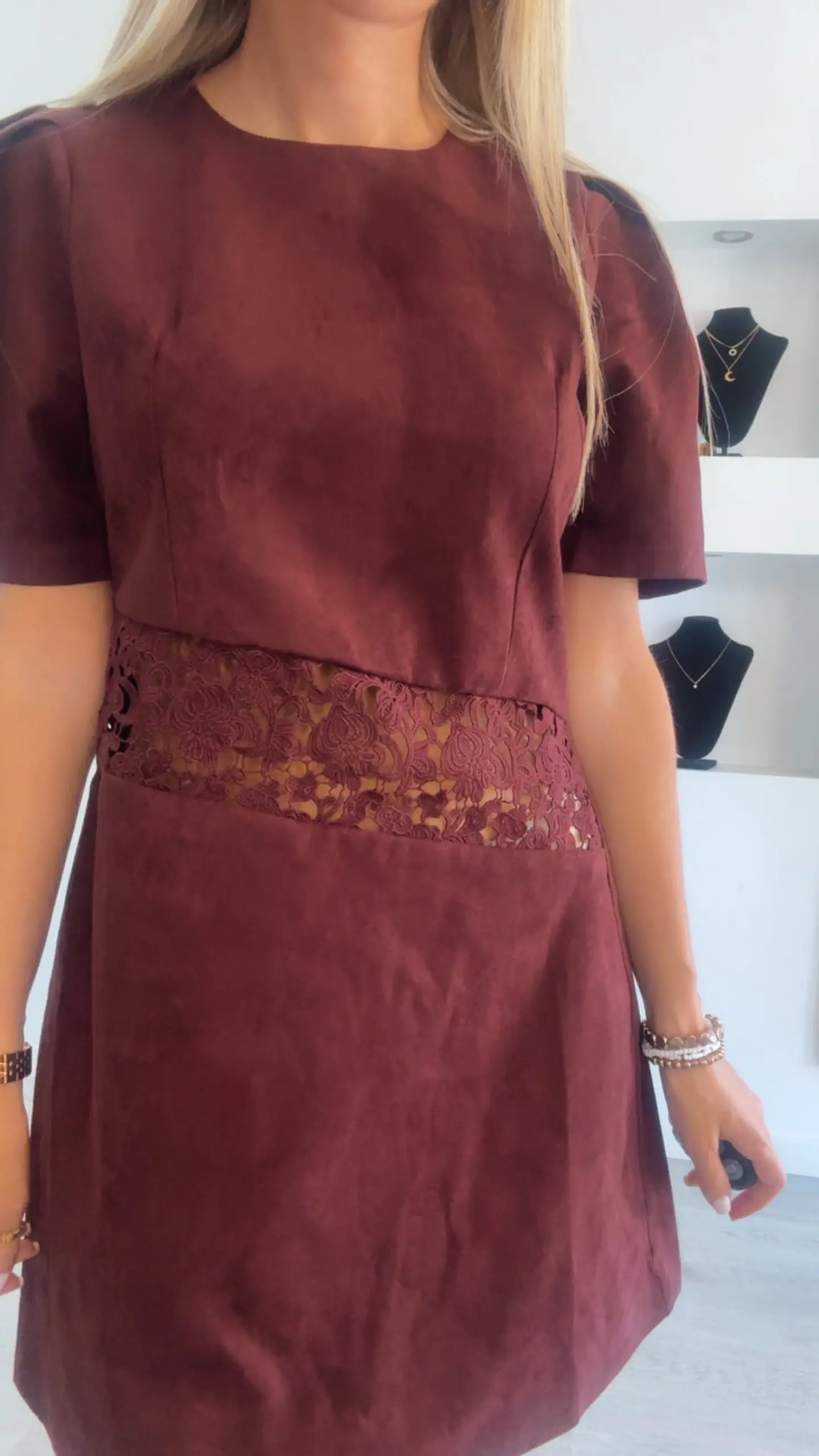 Vestido em Pele de Pêssego com Detalhe de Renda na Cintura 4