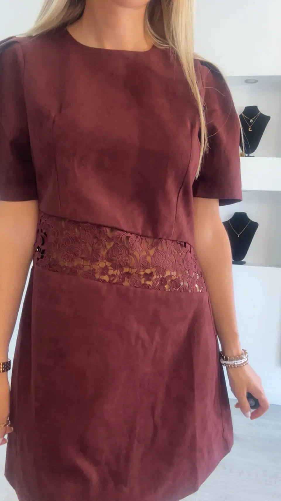 Vestido em Pele de Pêssego com Detalhe de Renda na Cintura 4