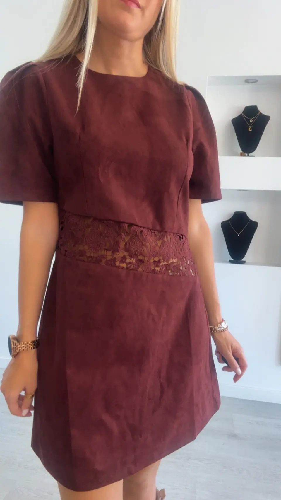 Vestido em Pele de Pêssego com Detalhe de Renda na Cintura 5