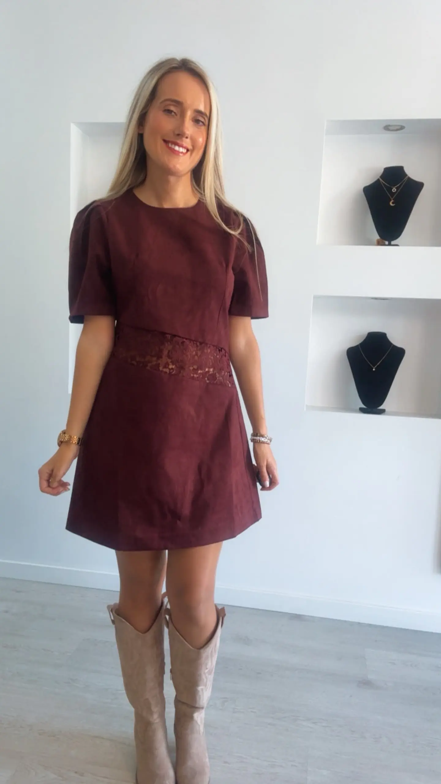 Vestido em Pele de Pêssego com Detalhe de Renda na Cintura 3