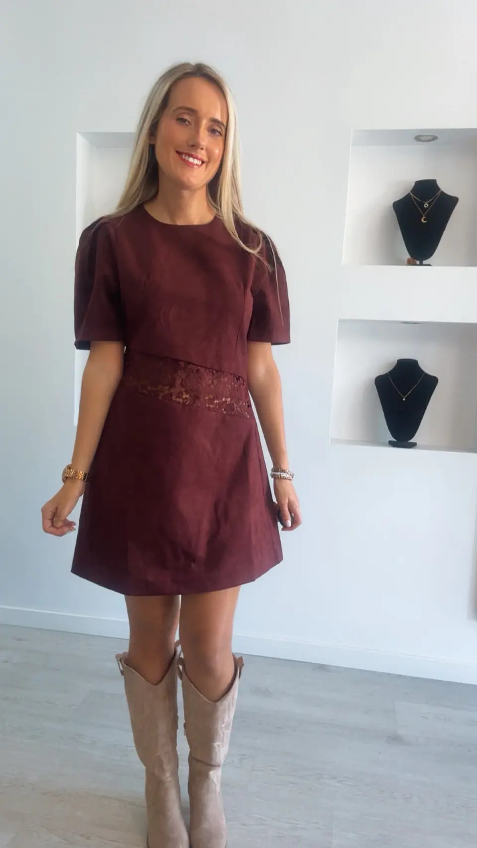 Vestido em Pele de Pêssego com Detalhe de Renda na Cintura 3