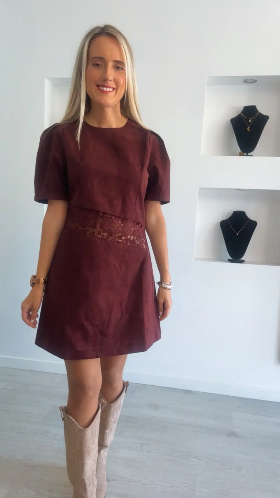 Vestido em Pele de Pêssego com Detalhe de Renda na Cintura 7
