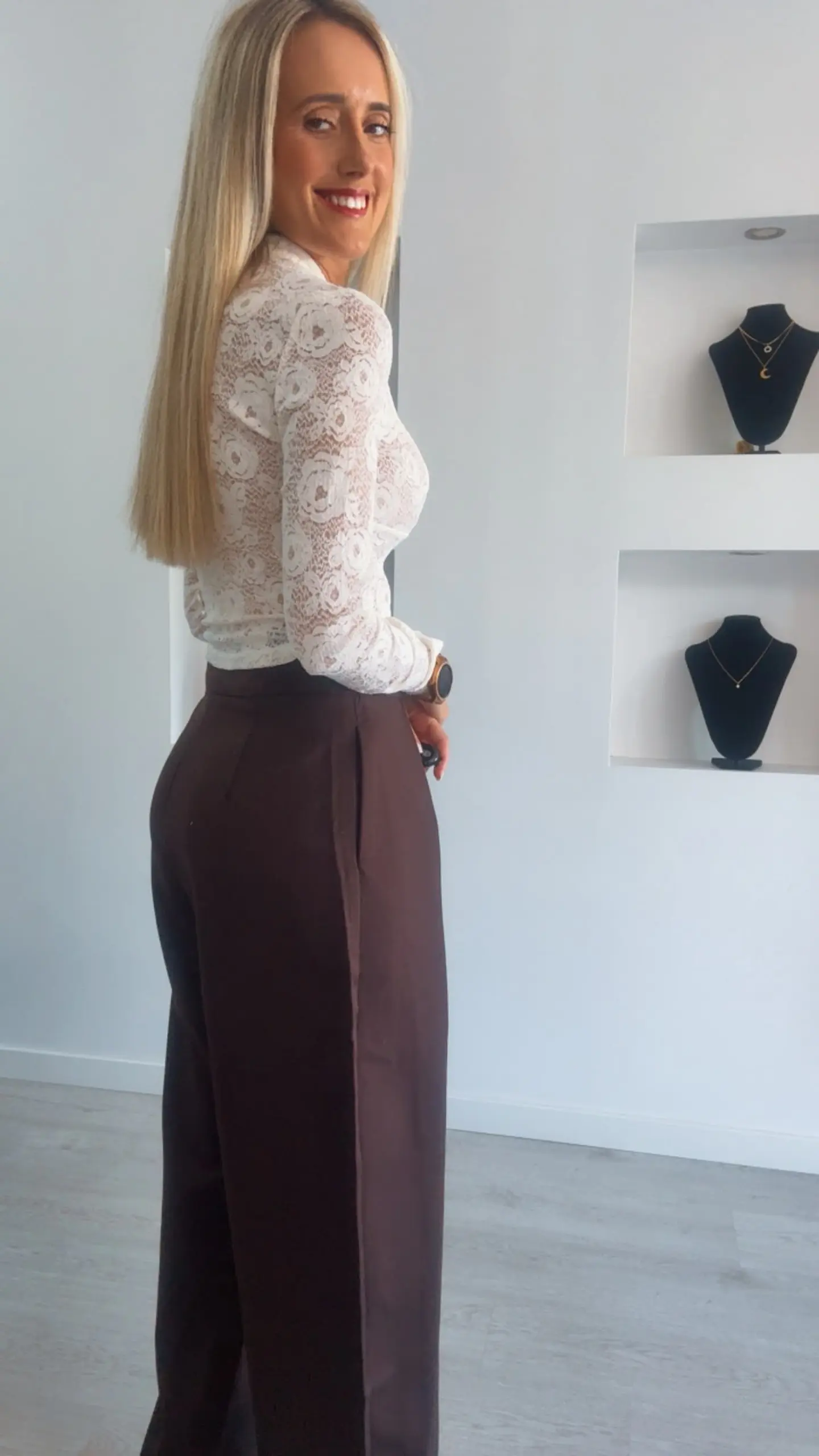 Camisola em Renda com Abertura no Peito e Botões 4
