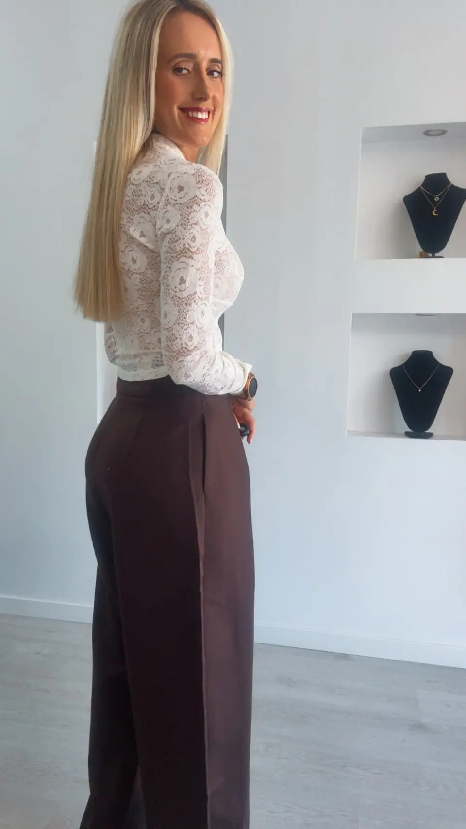 Camisola em Renda com Abertura no Peito e Botões 4