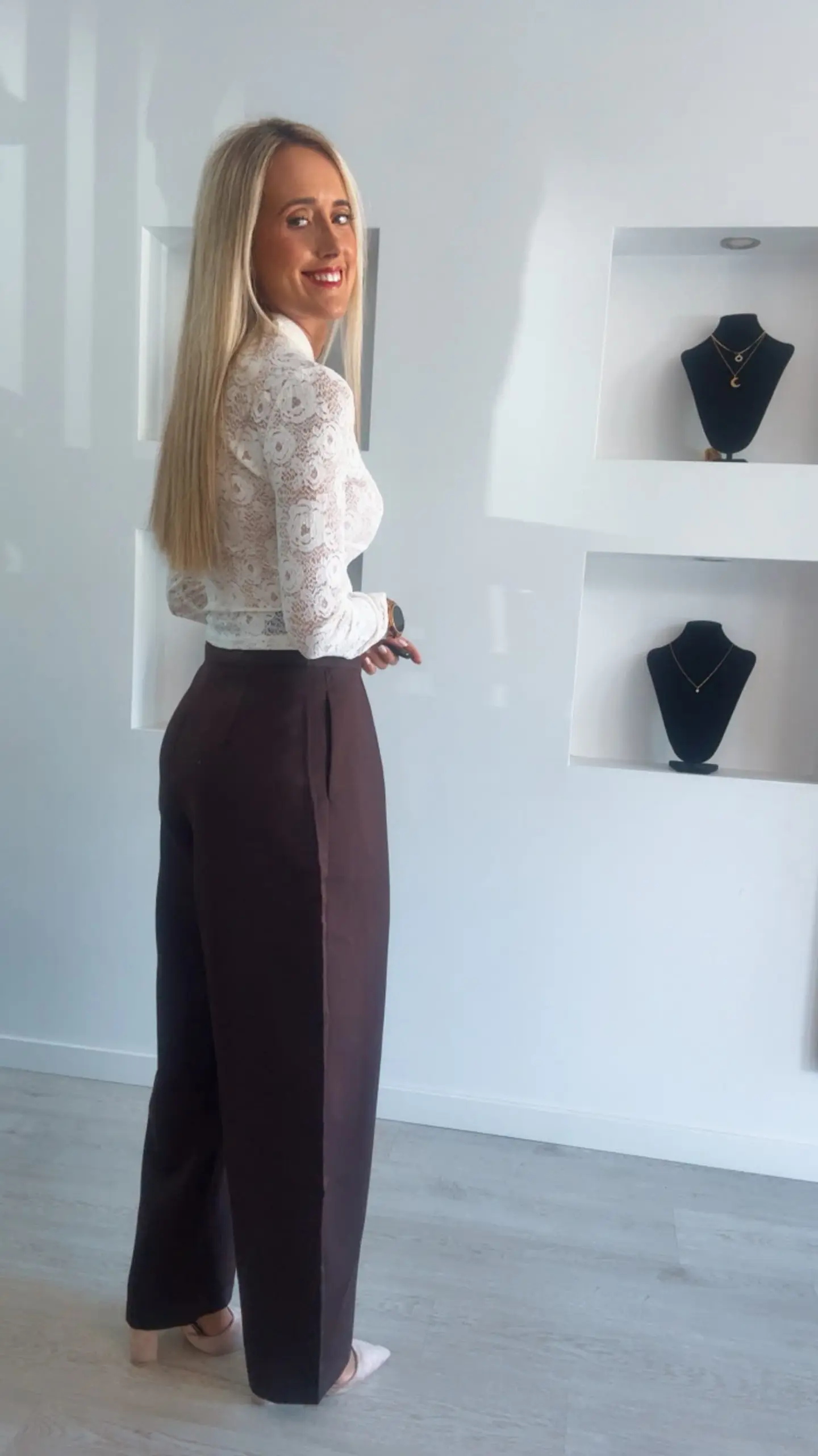 Camisola em Renda com Abertura no Peito e Botões 2