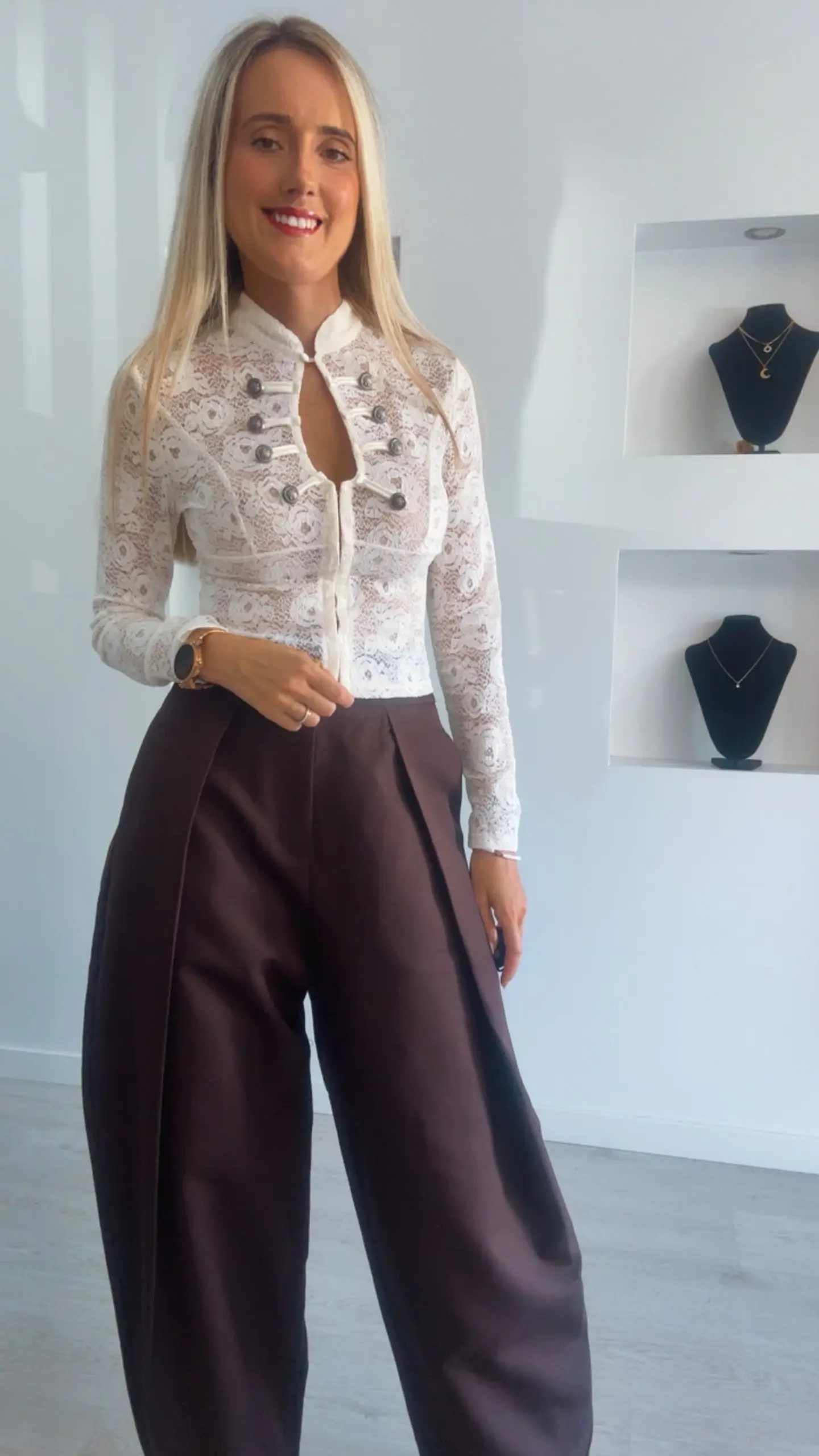Camisola em Renda com Abertura no Peito e Botões 3