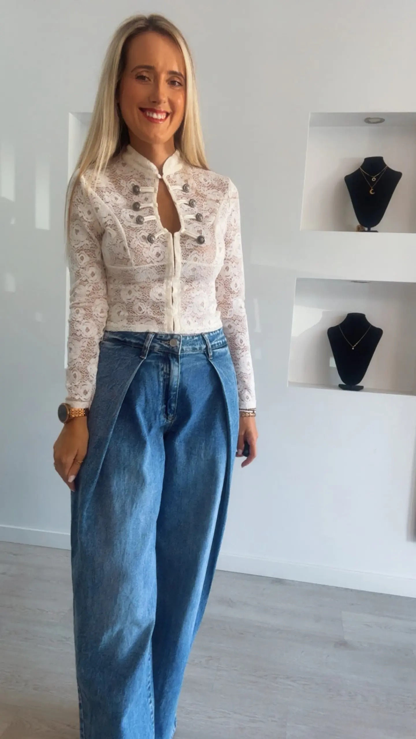 Camisola em Renda com Abertura no Peito e Botões 1
