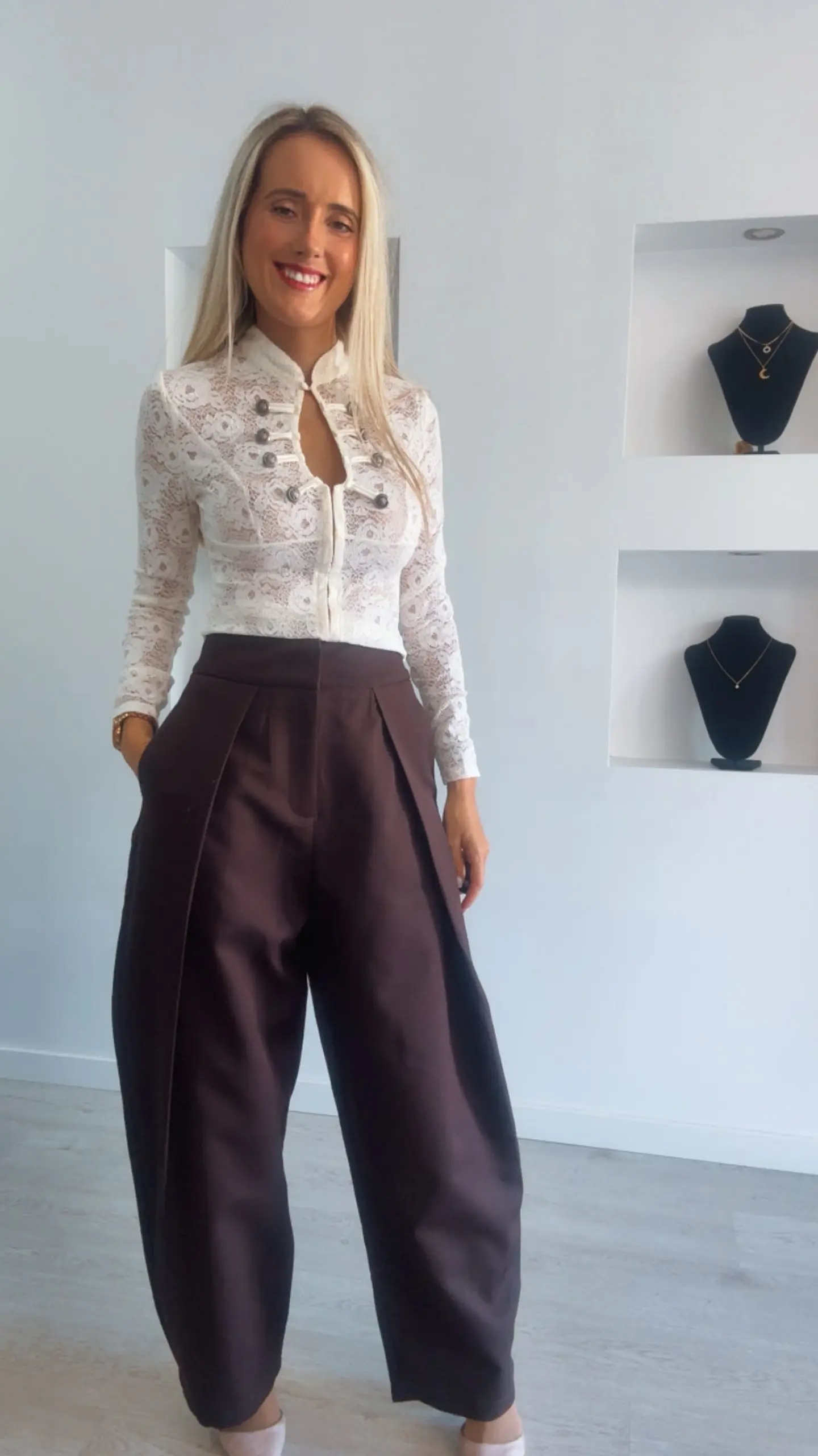 Camisola em Renda com Abertura no Peito e Botões 6