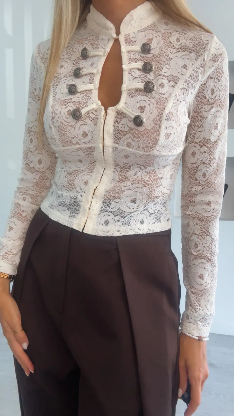 Camisola em Renda com Abertura no Peito e Botões 7