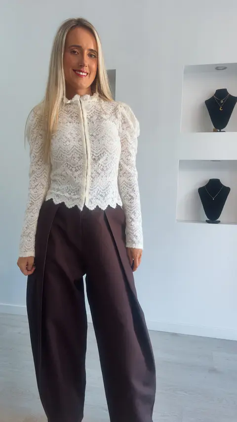 Casaco/Blusa em Renda com Detalhe Recortado