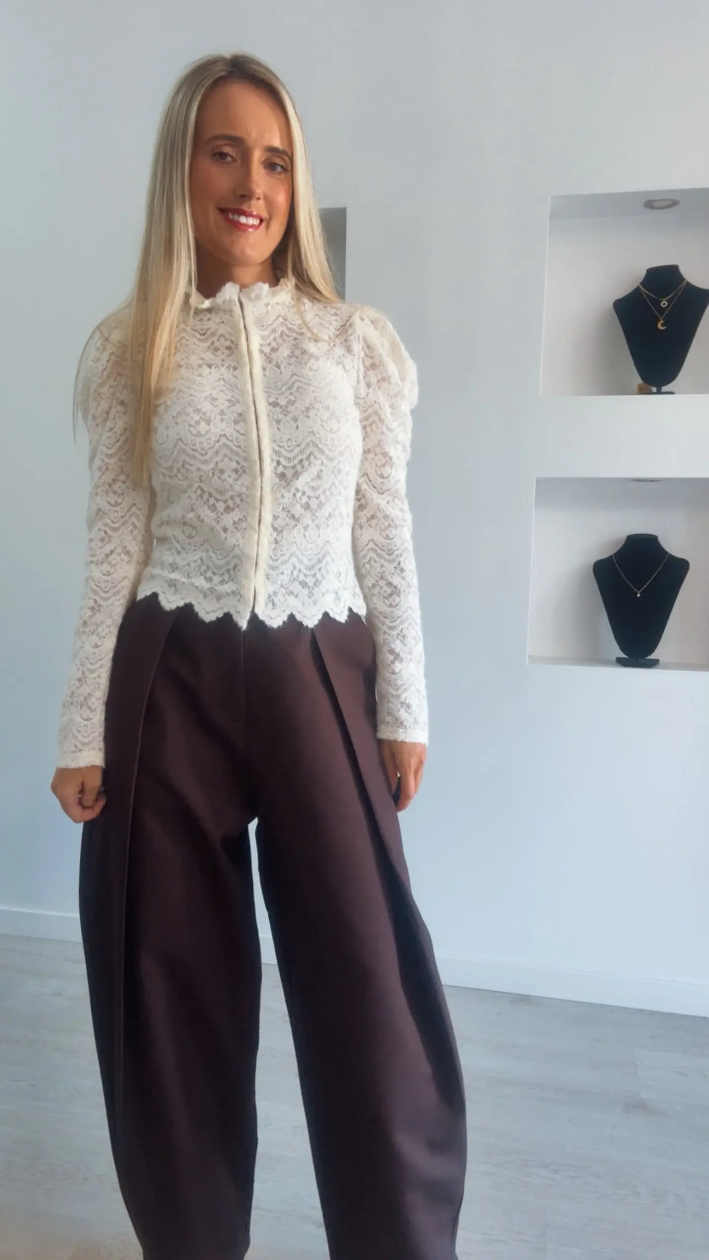 Casaco/Blusa em Renda com Detalhe Recortado 1