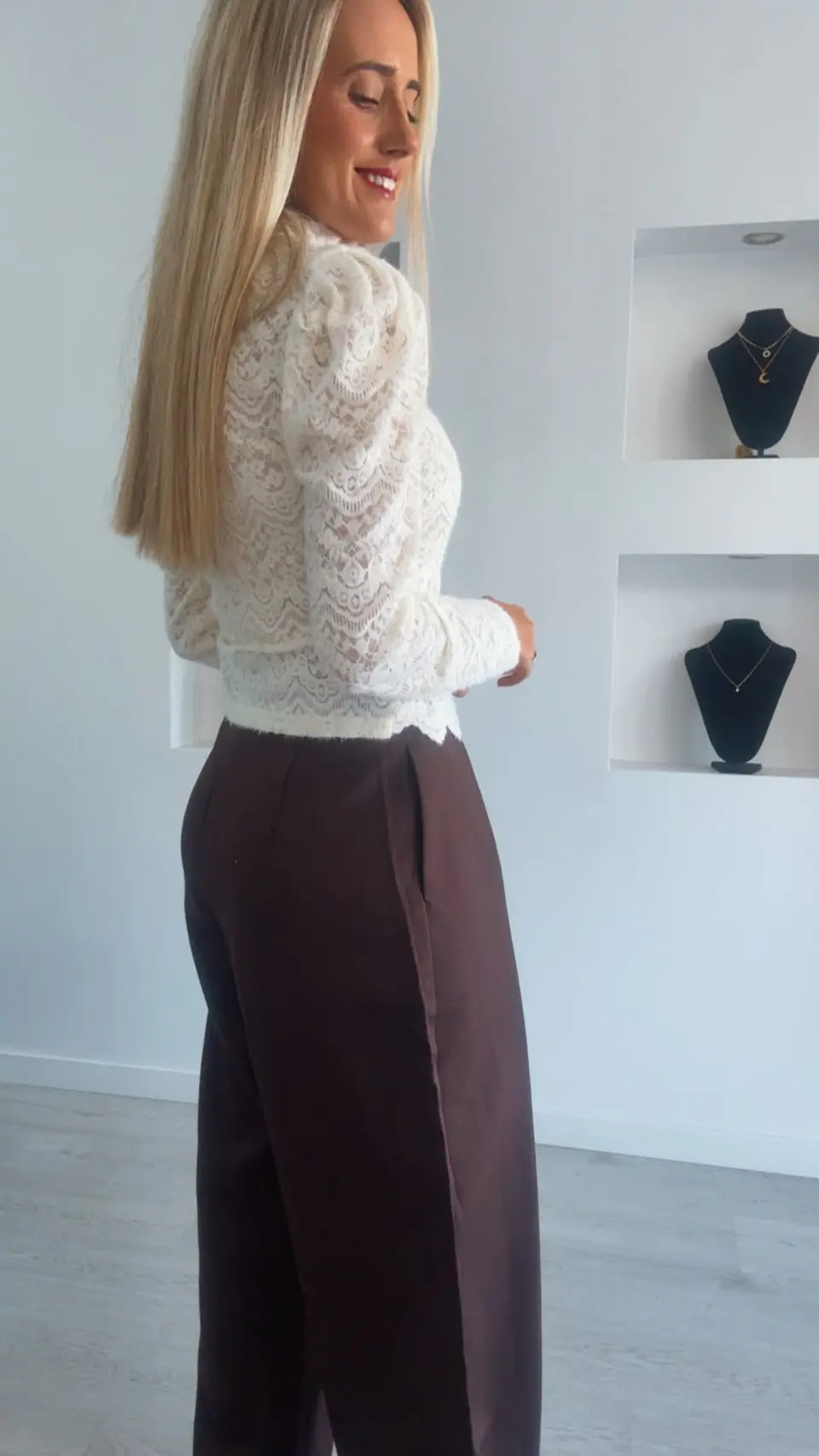 Casaco/Blusa em Renda com Detalhe Recortado 2