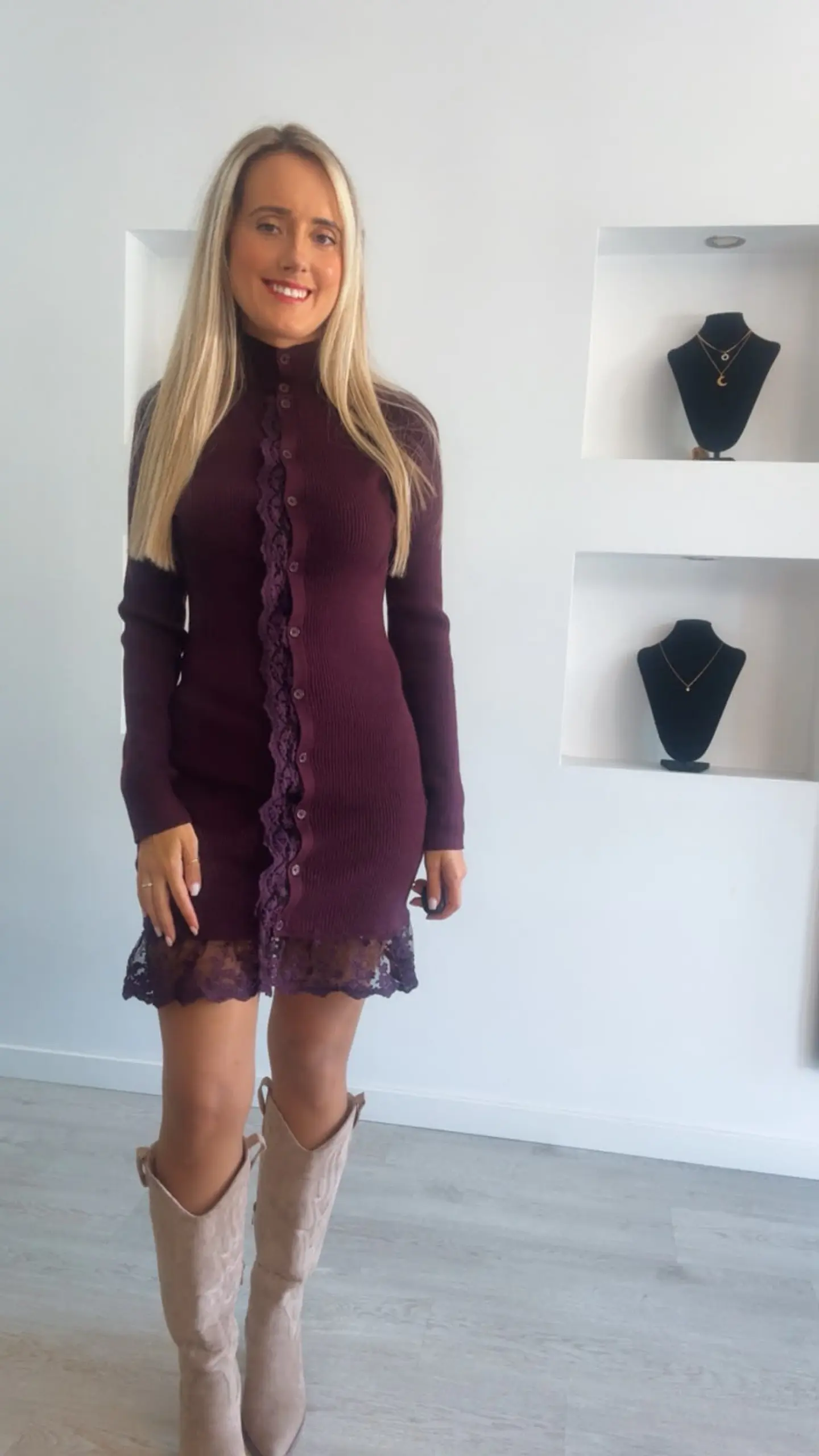 Vestido em Malha com Detalhe de Botões e Renda - TU 4